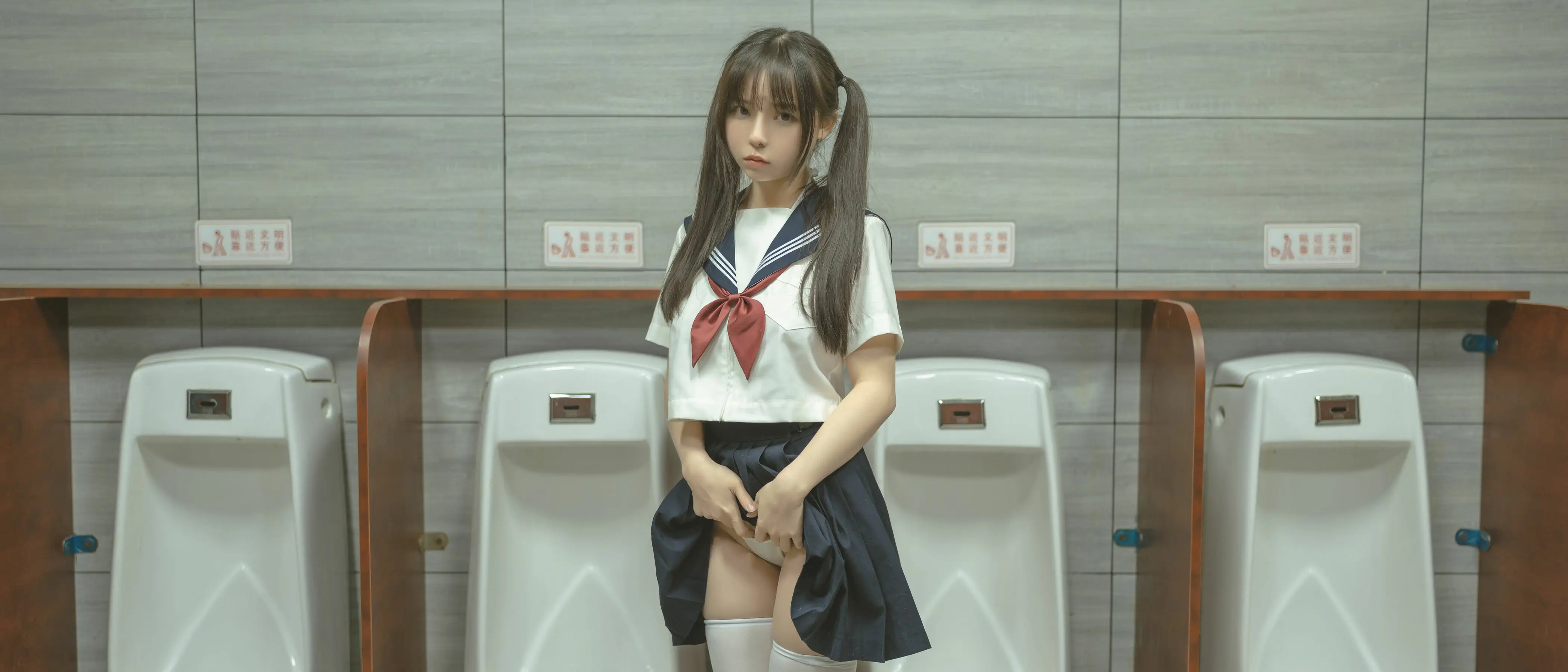 福利COS] 六味帝皇酱- 厕所JK(26P)-中国美女-找套图