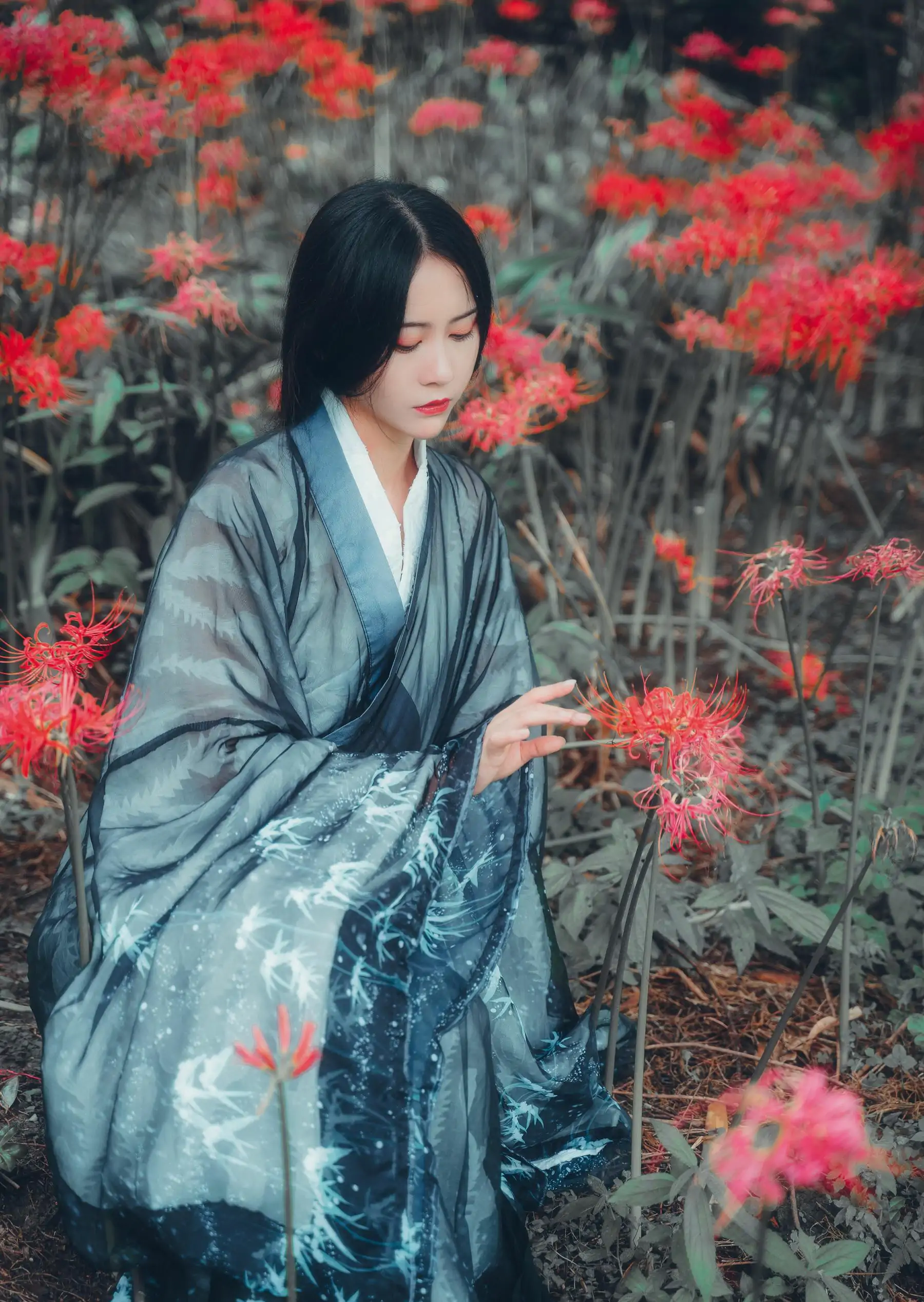 拿相机的执义 - 汉服古风写真彼岸花