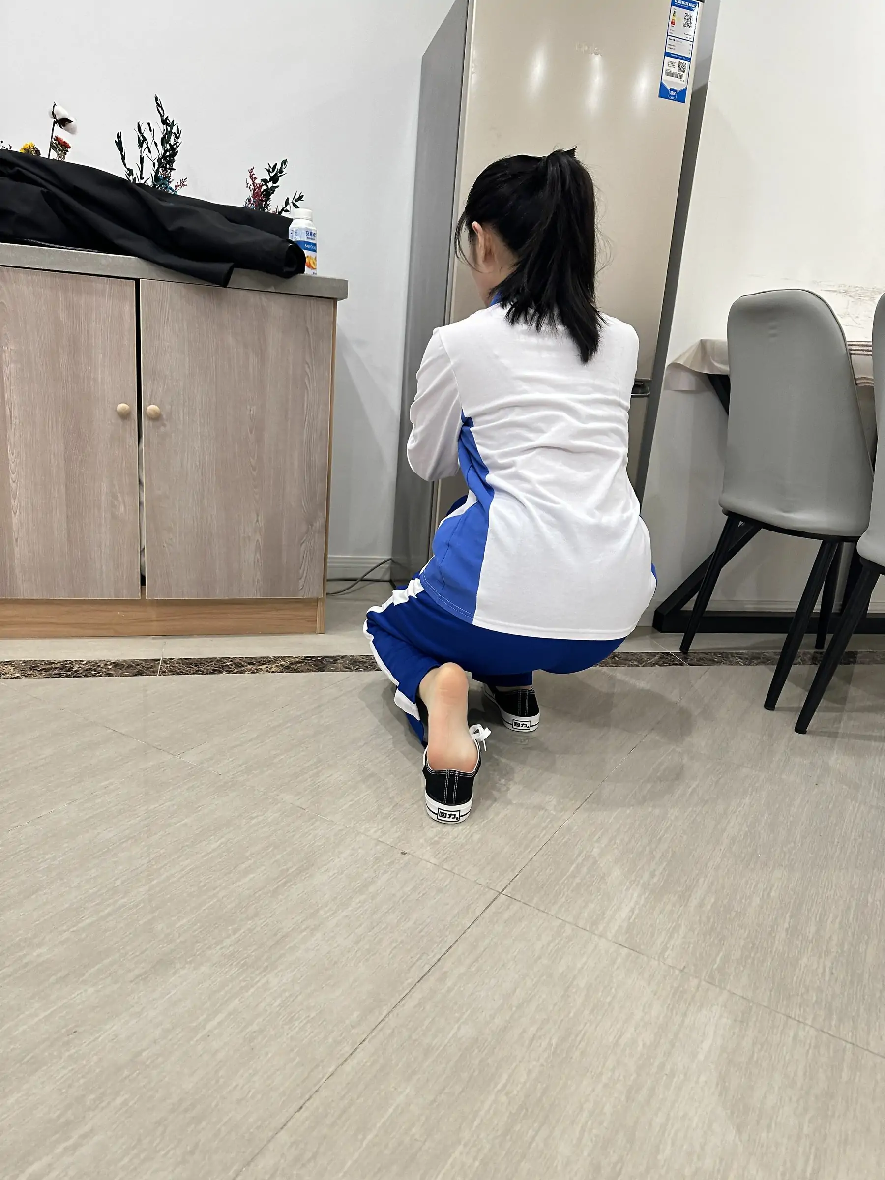 小兔 - 校服换裙子 一字马