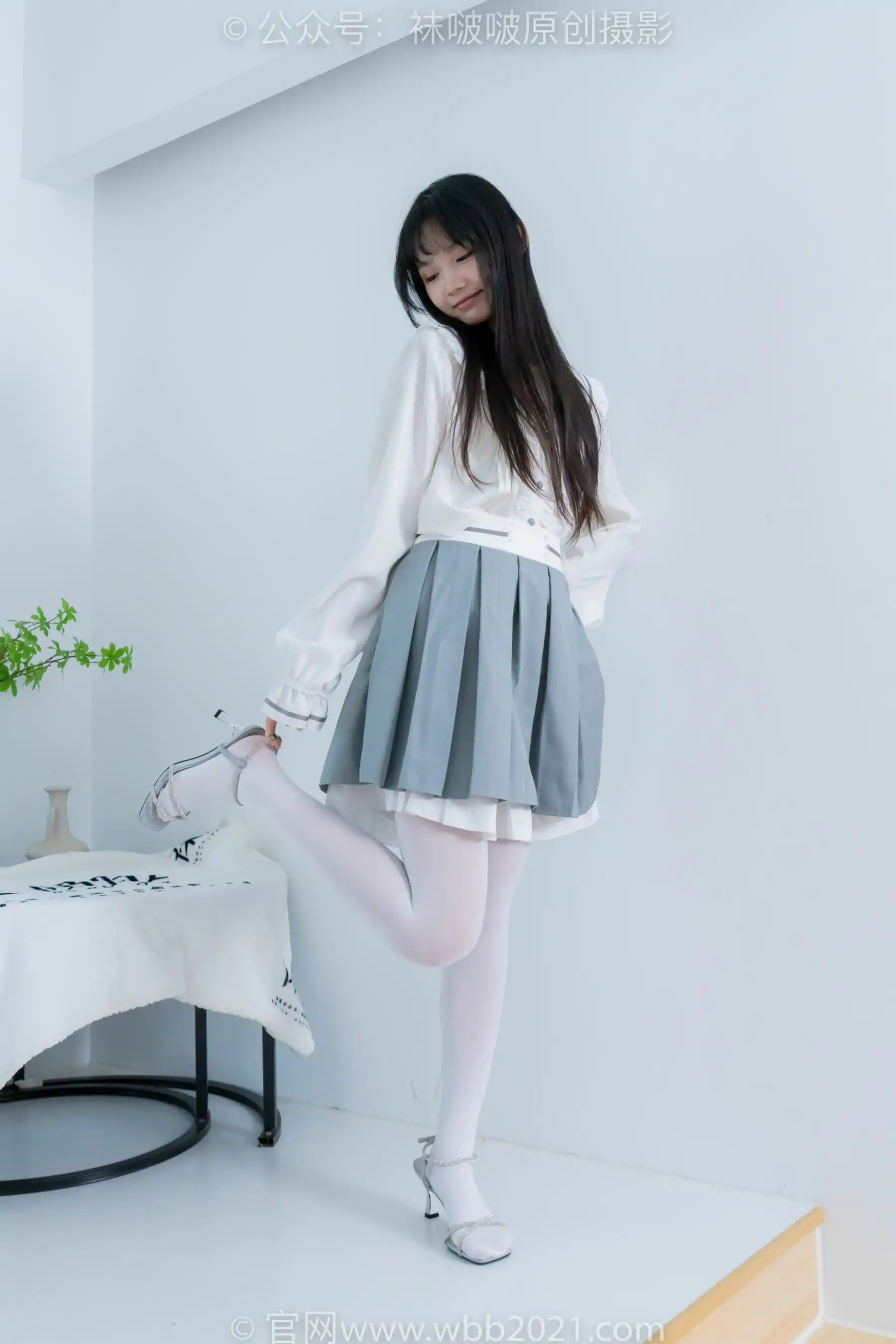 BoBoSocks袜啵啵 No.468 甜甜圈 - 高跟凉鞋、厚白丝、裸足、丝袜和裸足踩蓝莓剧情