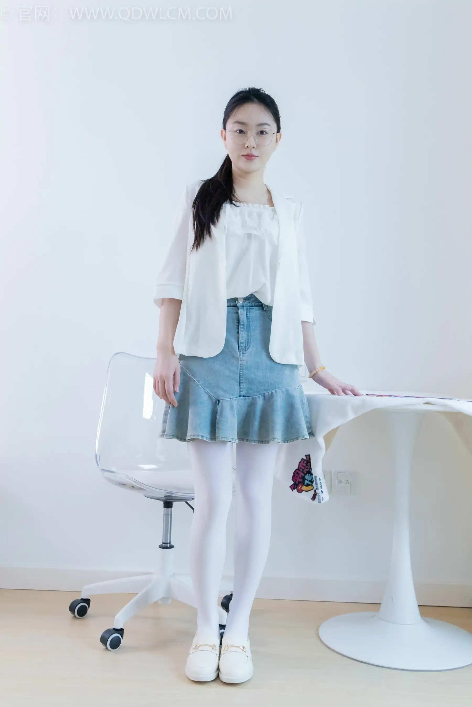 物恋传媒 No.2246 美兔 -皮鞋、厚白丝、皮筋绑脚老头乐挠脚剧情