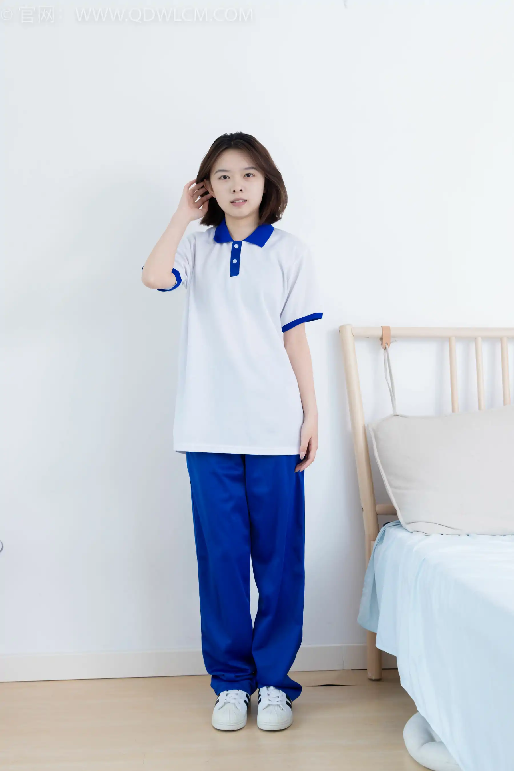 物恋传媒 No.2364 小悦 - 校服、板鞋、白棉袜、裸足