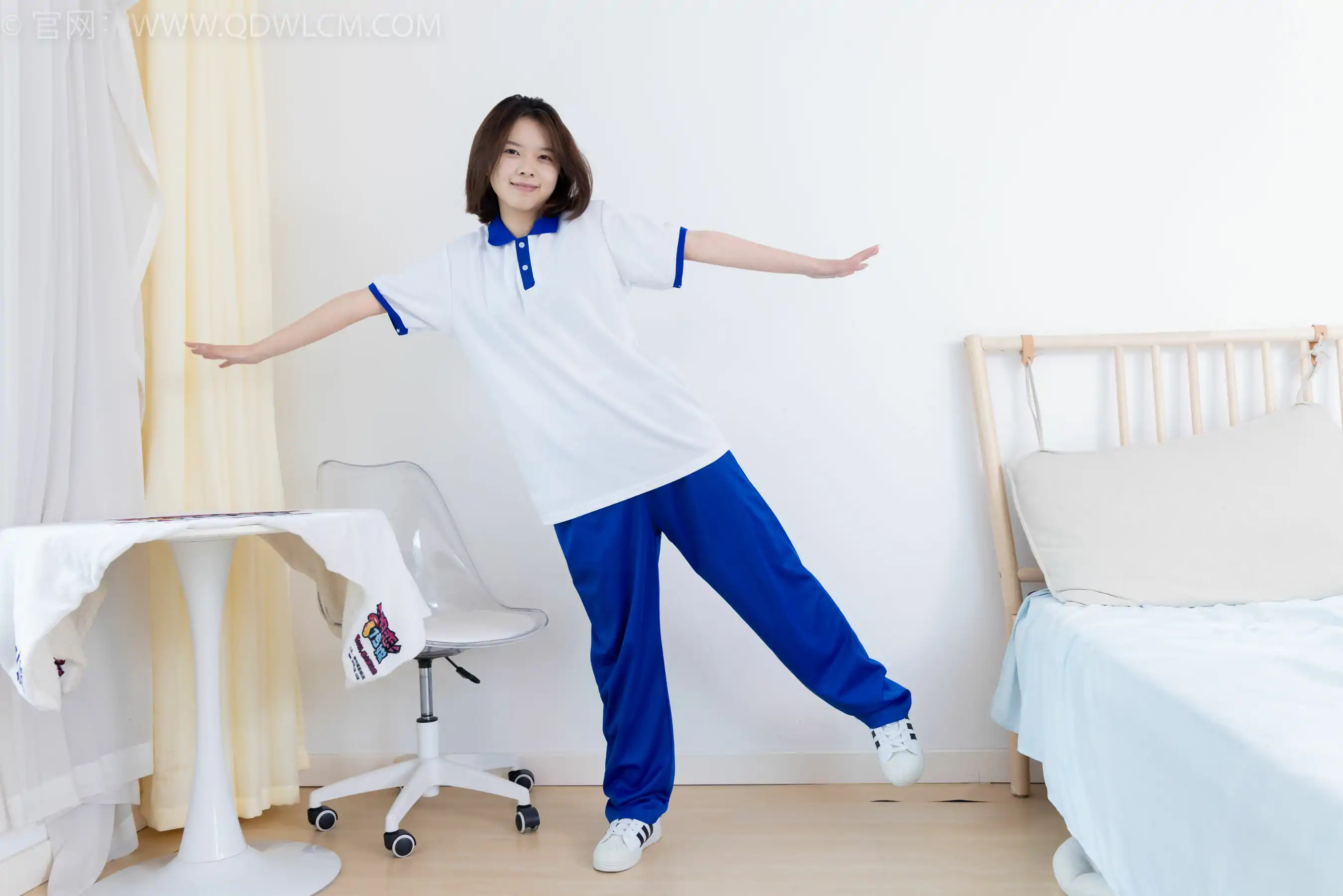 物恋传媒 No.2364 小悦 - 校服、板鞋、白棉袜、裸足