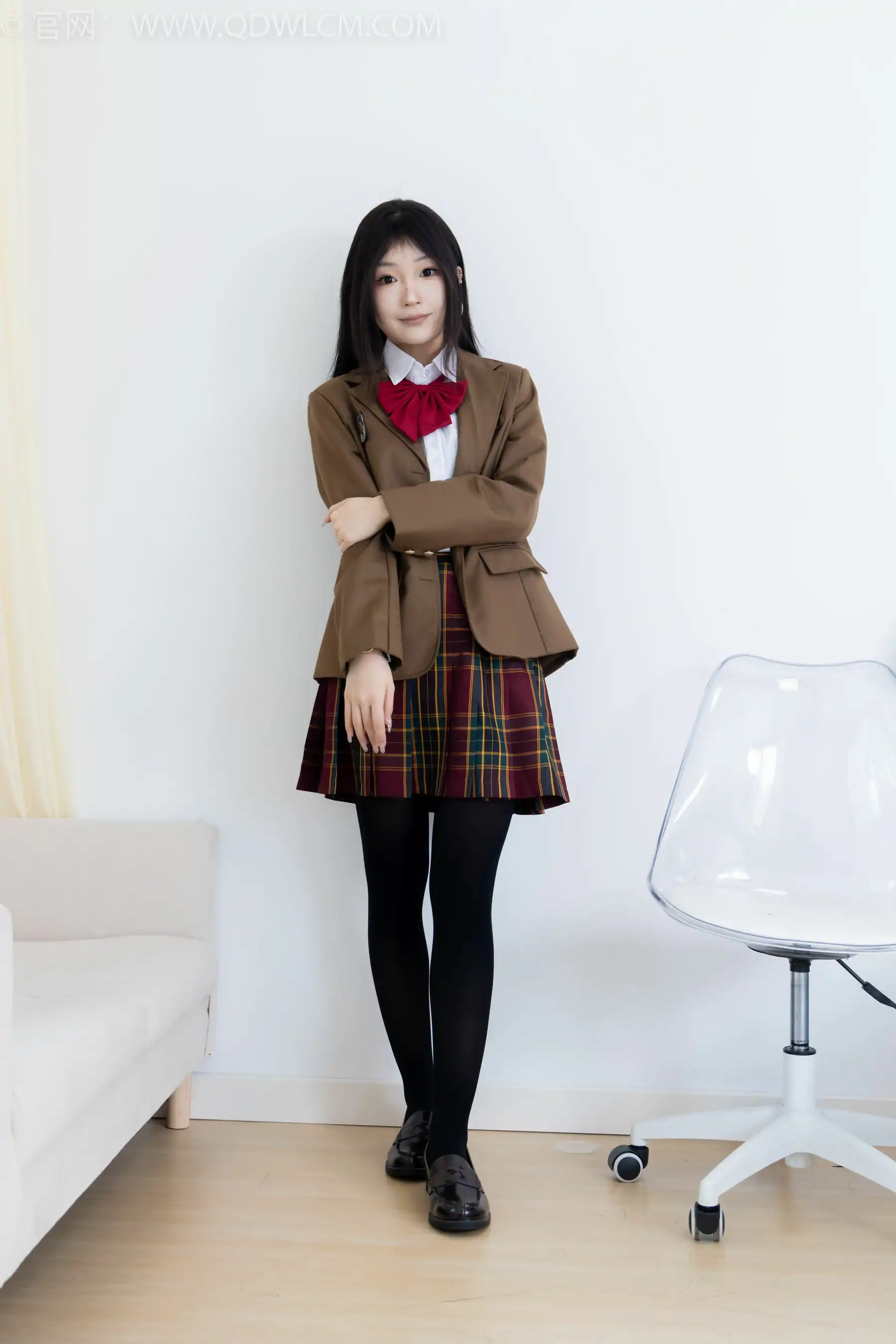 物恋传媒 No.2367 嘟嘟 - 皮鞋、厚黑丝、jk制服