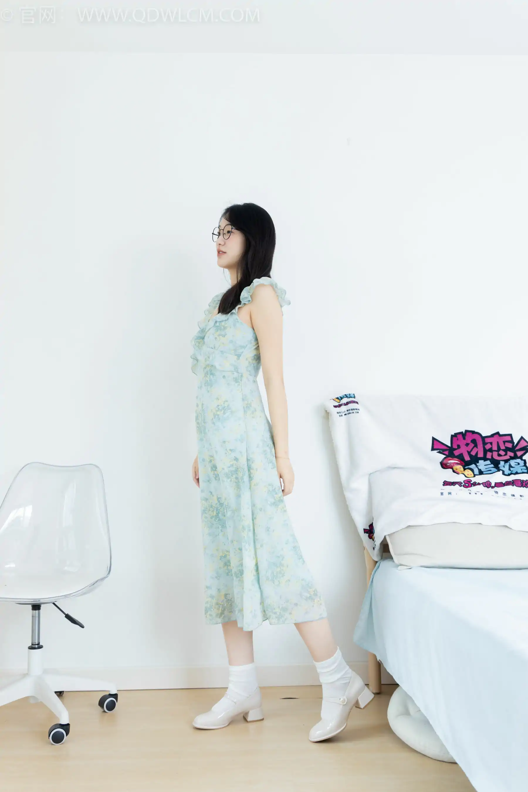 物恋传媒 No.2350 小椿 - 高跟鞋、白棉袜、裸足