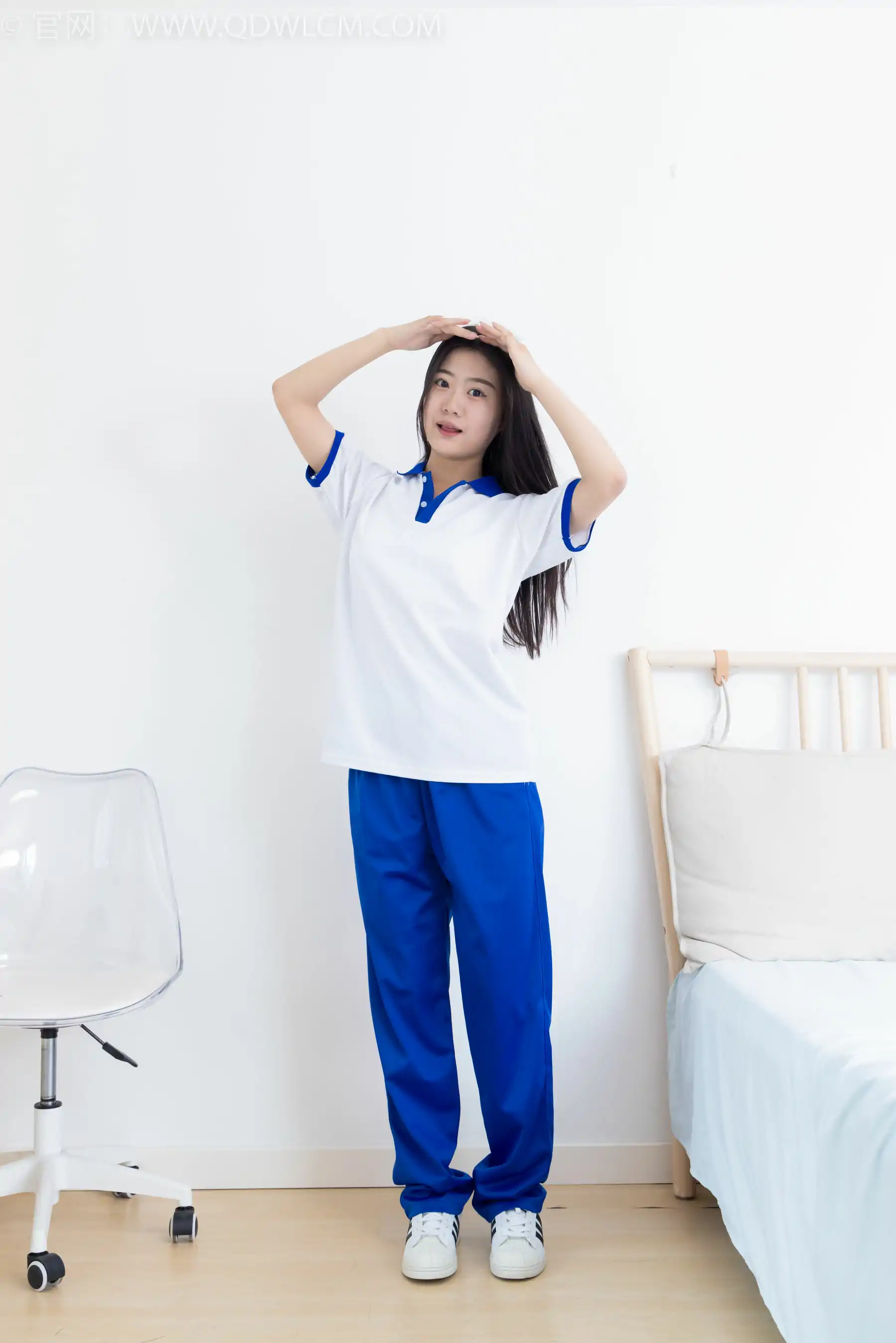 物恋传媒 No.2368 芋头 - 板鞋、白棉袜、裸足