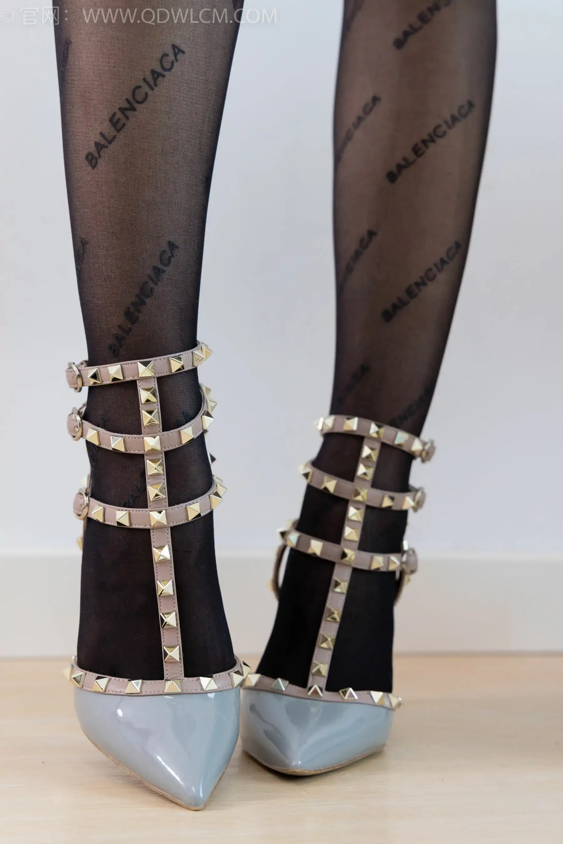 物恋传媒 No.2372 嘟嘟 - 高跟鞋、手套、薄黑丝脚尖加固款、薄肉丝脚尖加固款