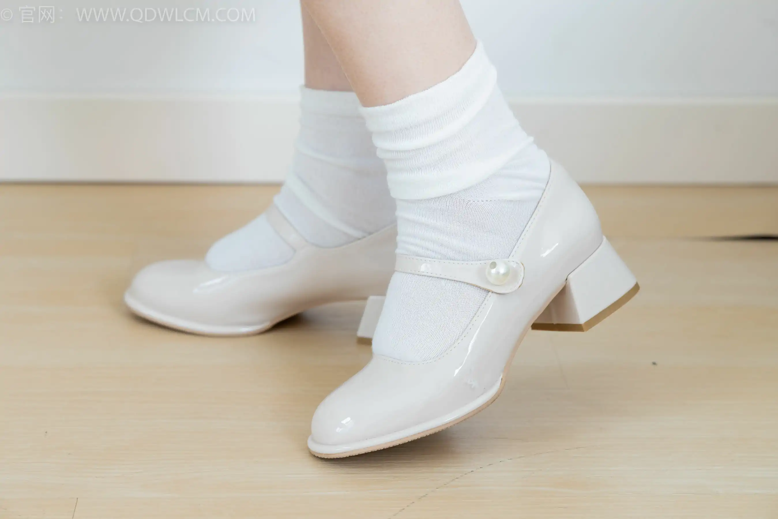 物恋传媒 No.2350 小椿 - 高跟鞋、白棉袜、裸足