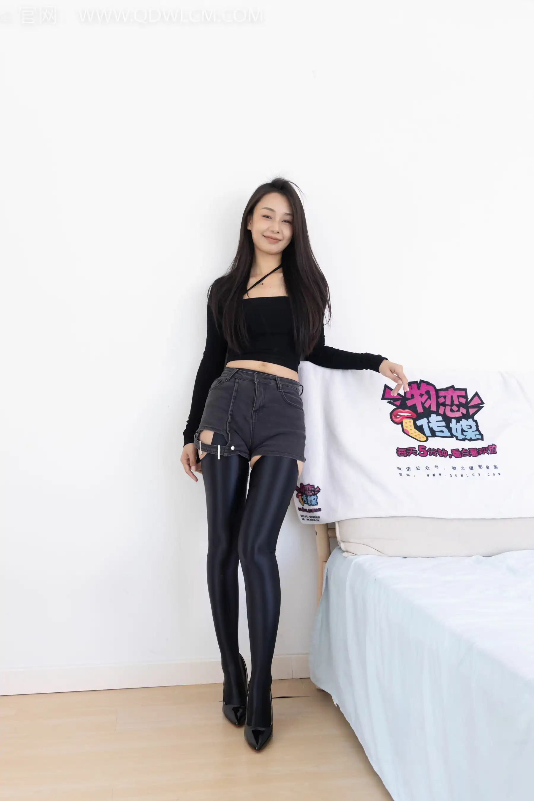 物恋传媒 No.2351 岚岚 - 高跟鞋、油亮厚黑丝吊带袜、昏睡剧情