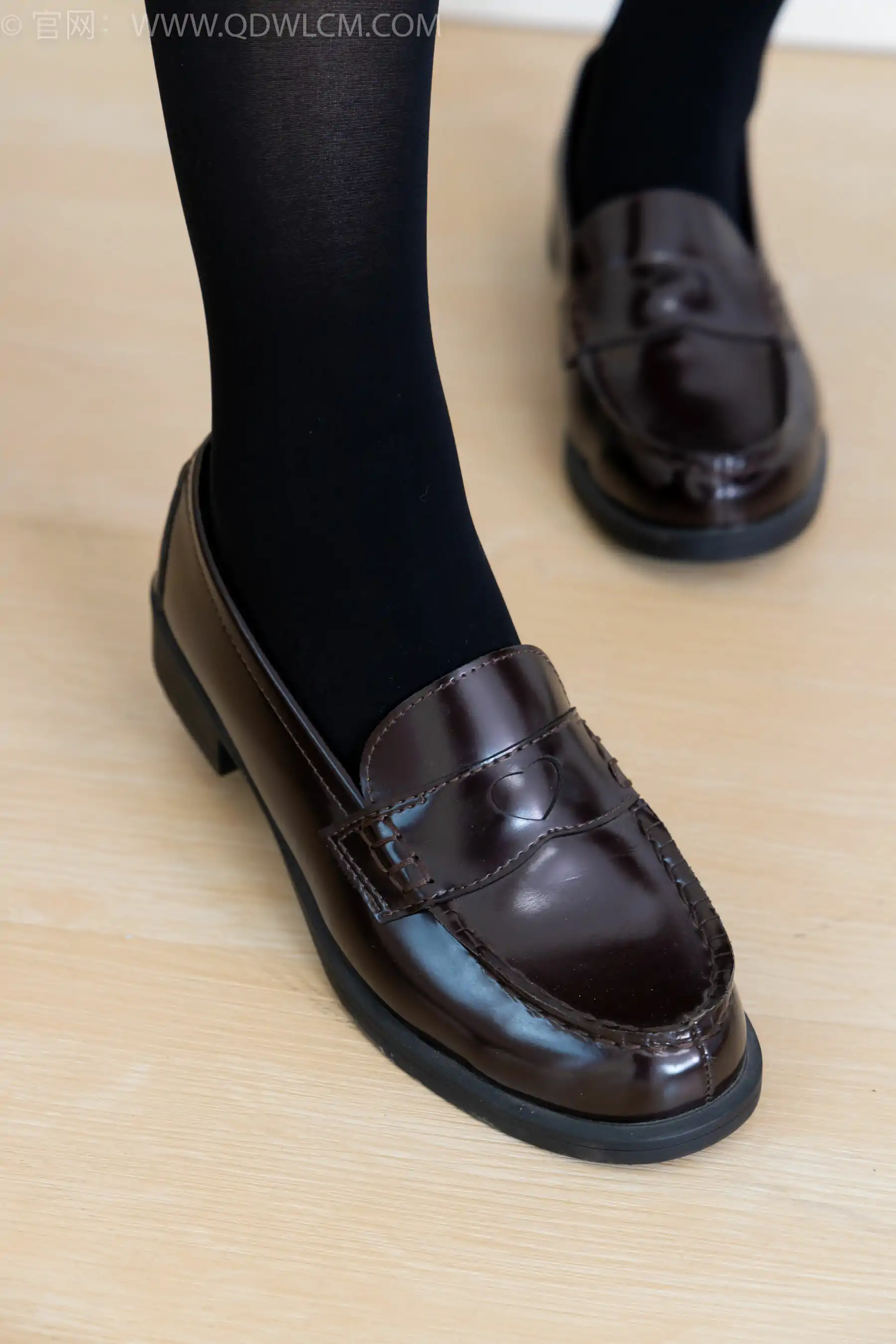 物恋传媒 No.2367 嘟嘟 - 皮鞋、厚黑丝、jk制服