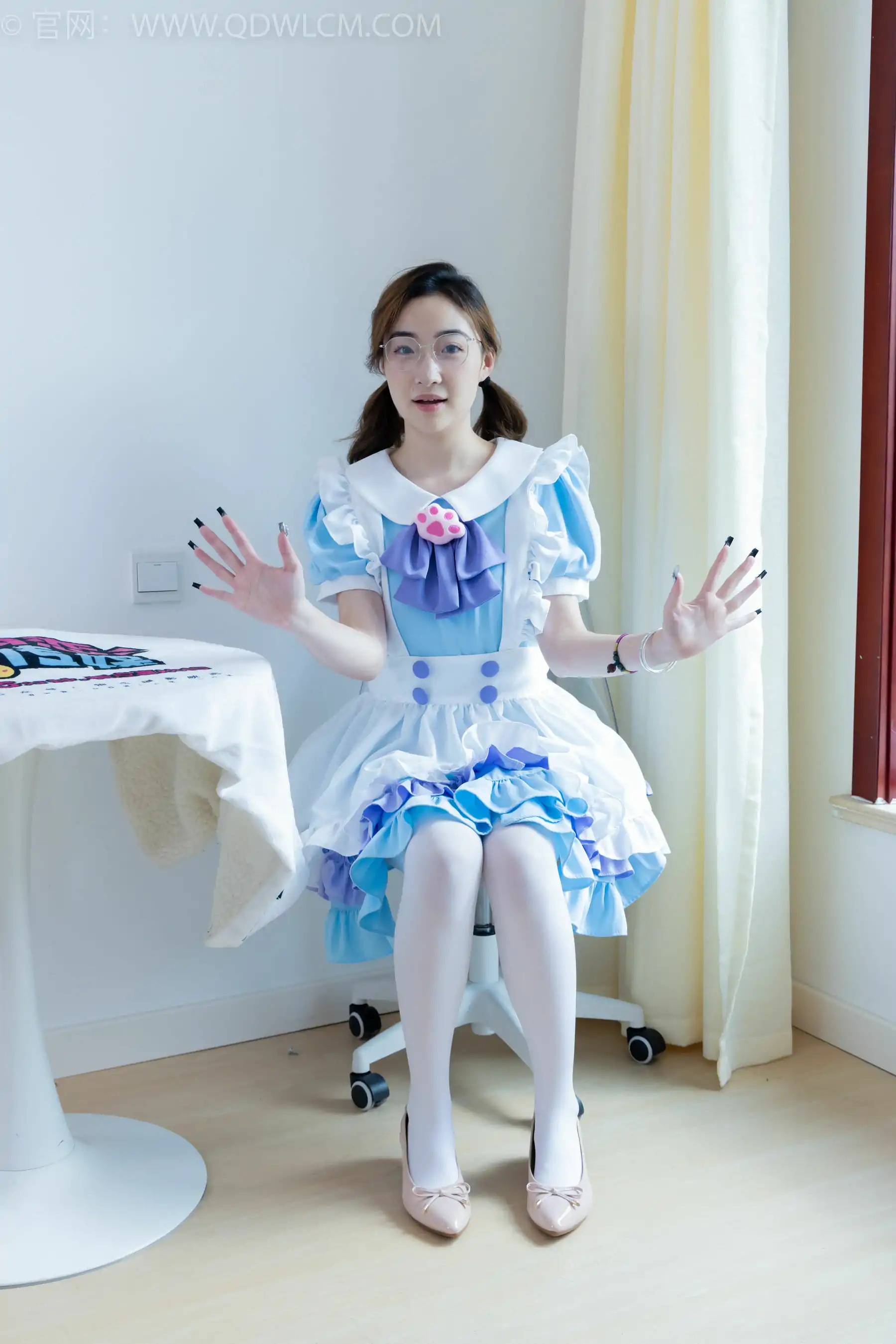 物恋传媒 No.2359 恬恬 - 女仆装、平底鞋、厚白丝、老头乐挠脚剧情