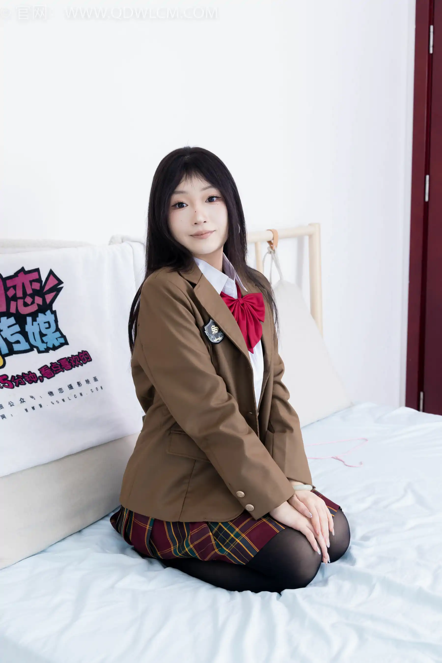 物恋传媒 No.2367 嘟嘟 - 皮鞋、厚黑丝、jk制服