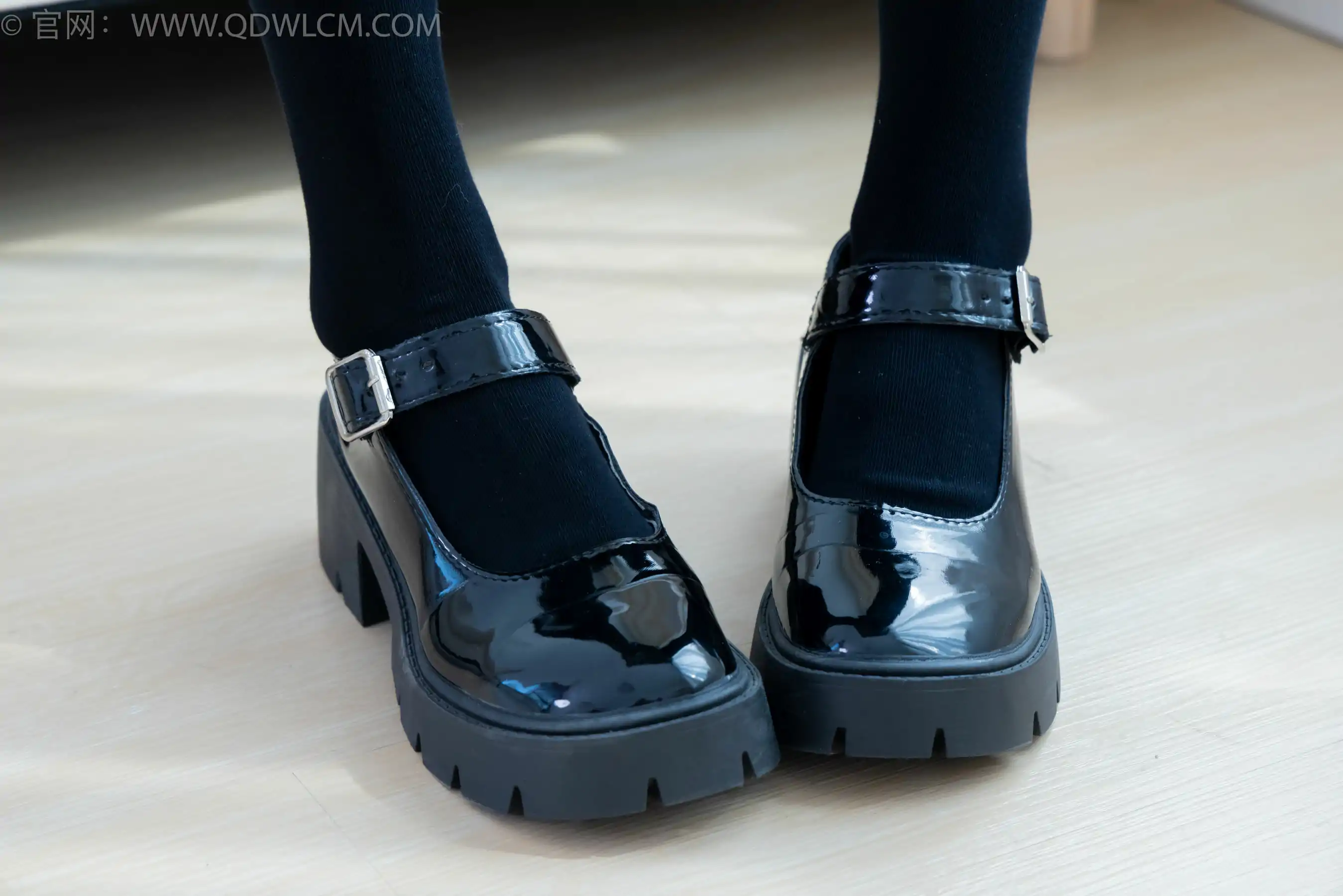 物恋传媒 No.2371 茯苓 - JK制服、皮鞋、拼接过膝袜