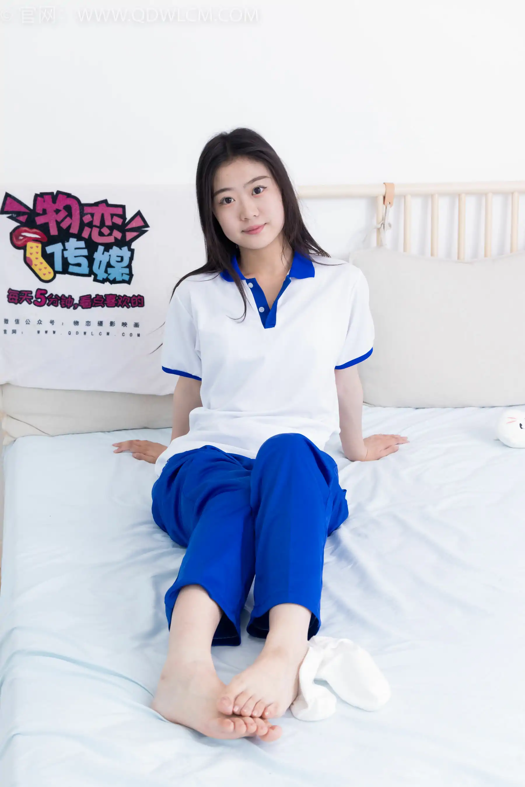 物恋传媒 No.2368 芋头 - 板鞋、白棉袜、裸足