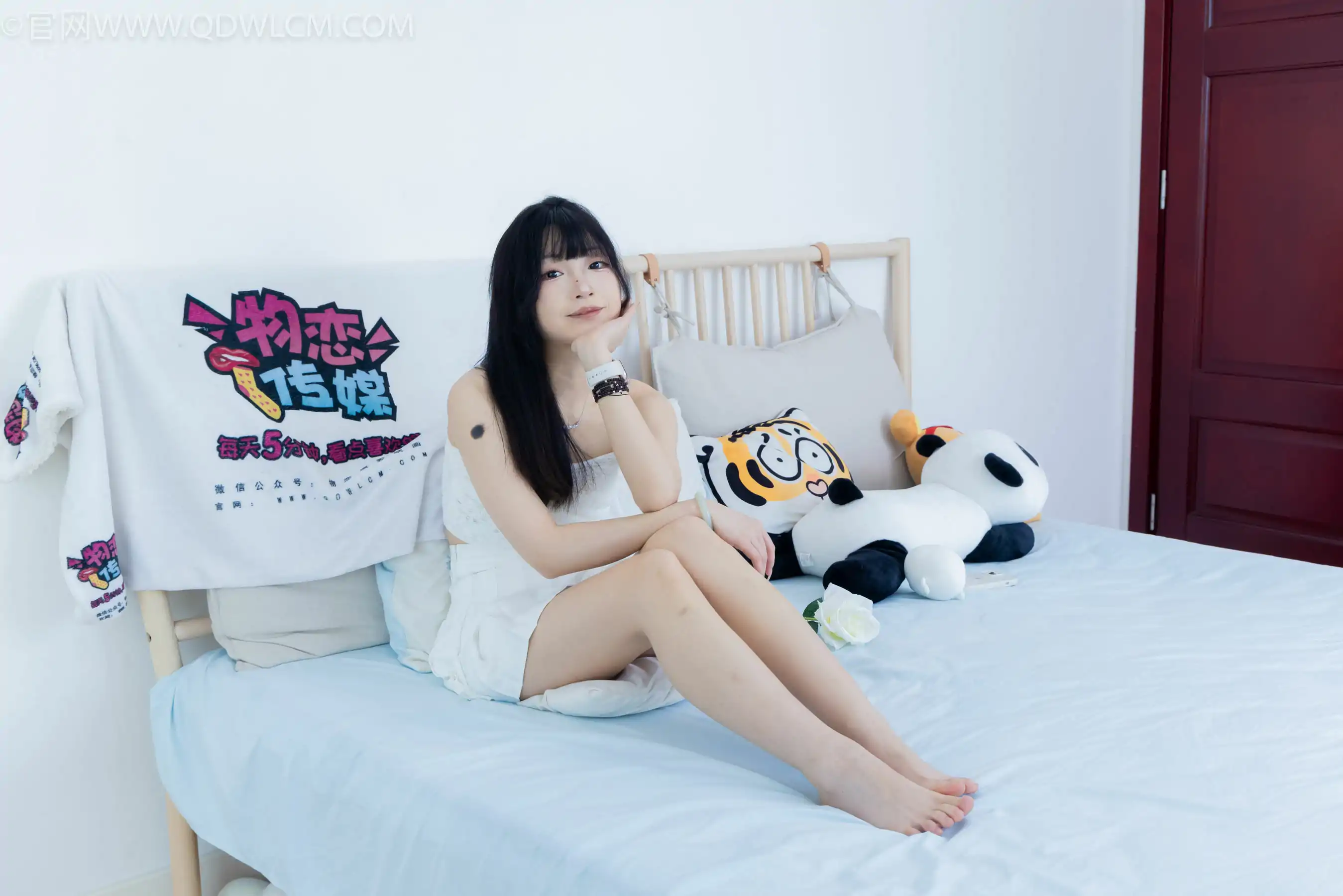 物恋传媒 No.2325 嘟嘟 - 透明高跟鞋、高跟凉鞋、白船袜、裸足