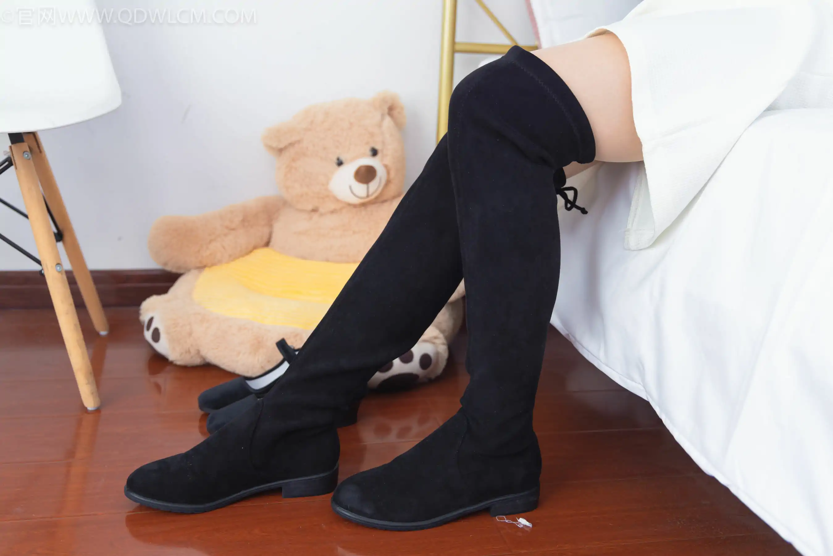 物恋传媒 No.2335 美兔 - 布鞋、长靴、白棉袜、薄肉丝