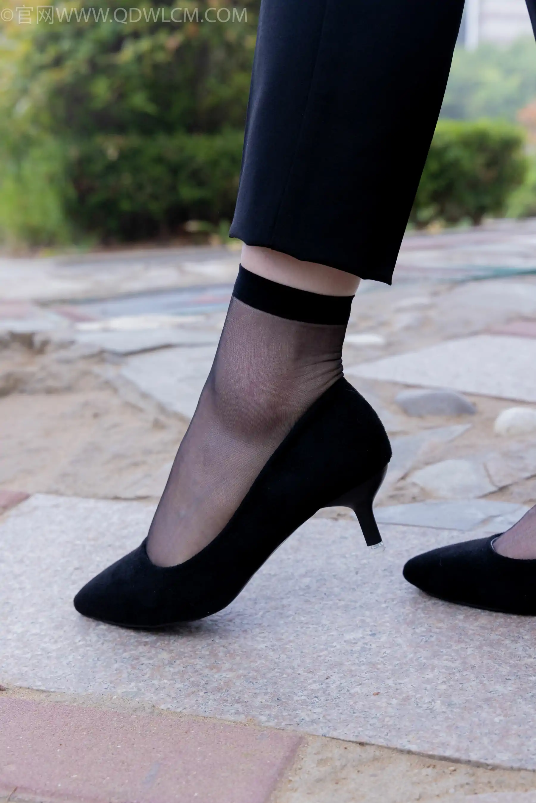 物恋传媒 No.2337 小酒 - 高跟鞋、短黑丝、短白丝