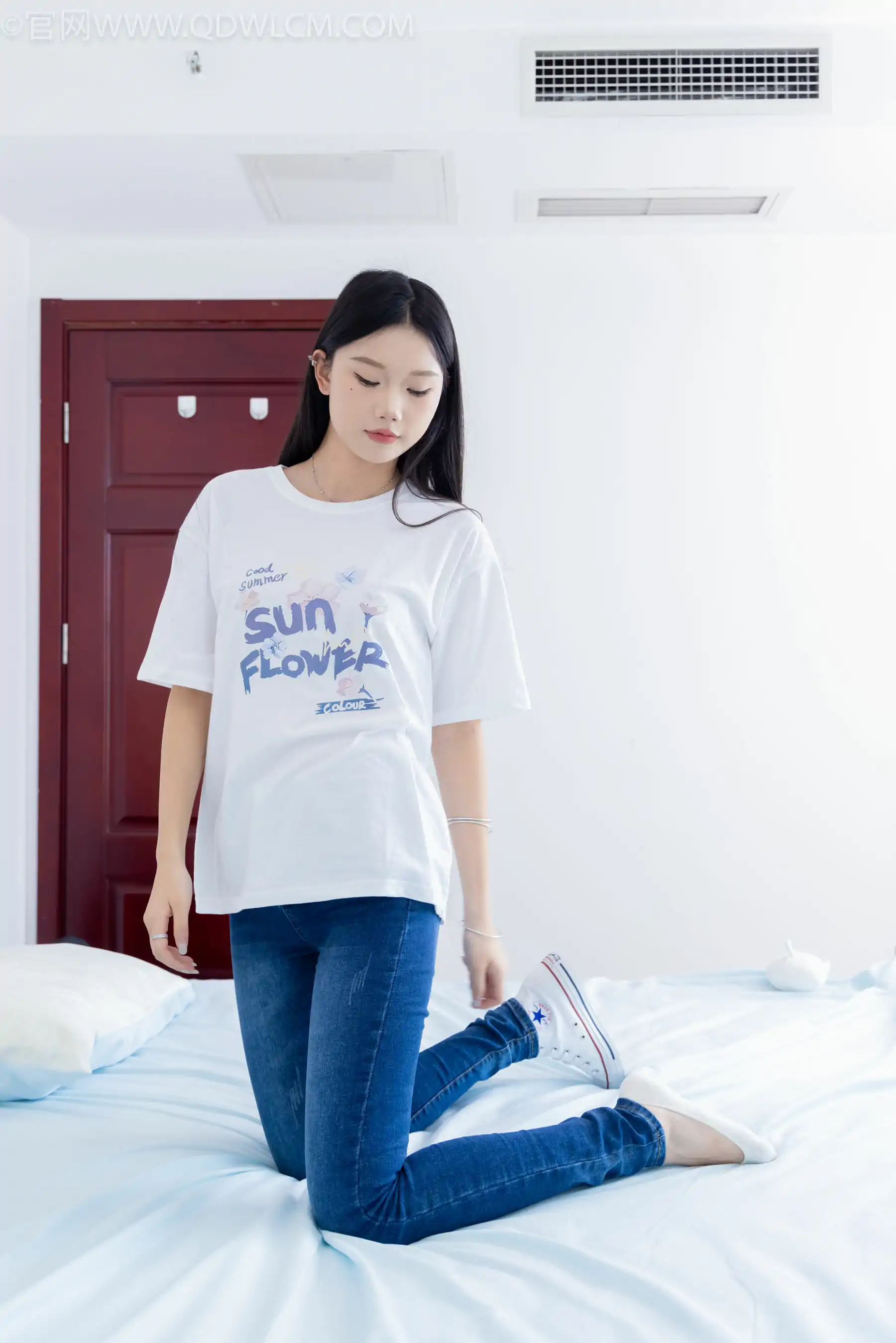 物恋传媒 No.2329 小竹 - 帆布鞋、白船袜、肚子疼揉肚子剧情