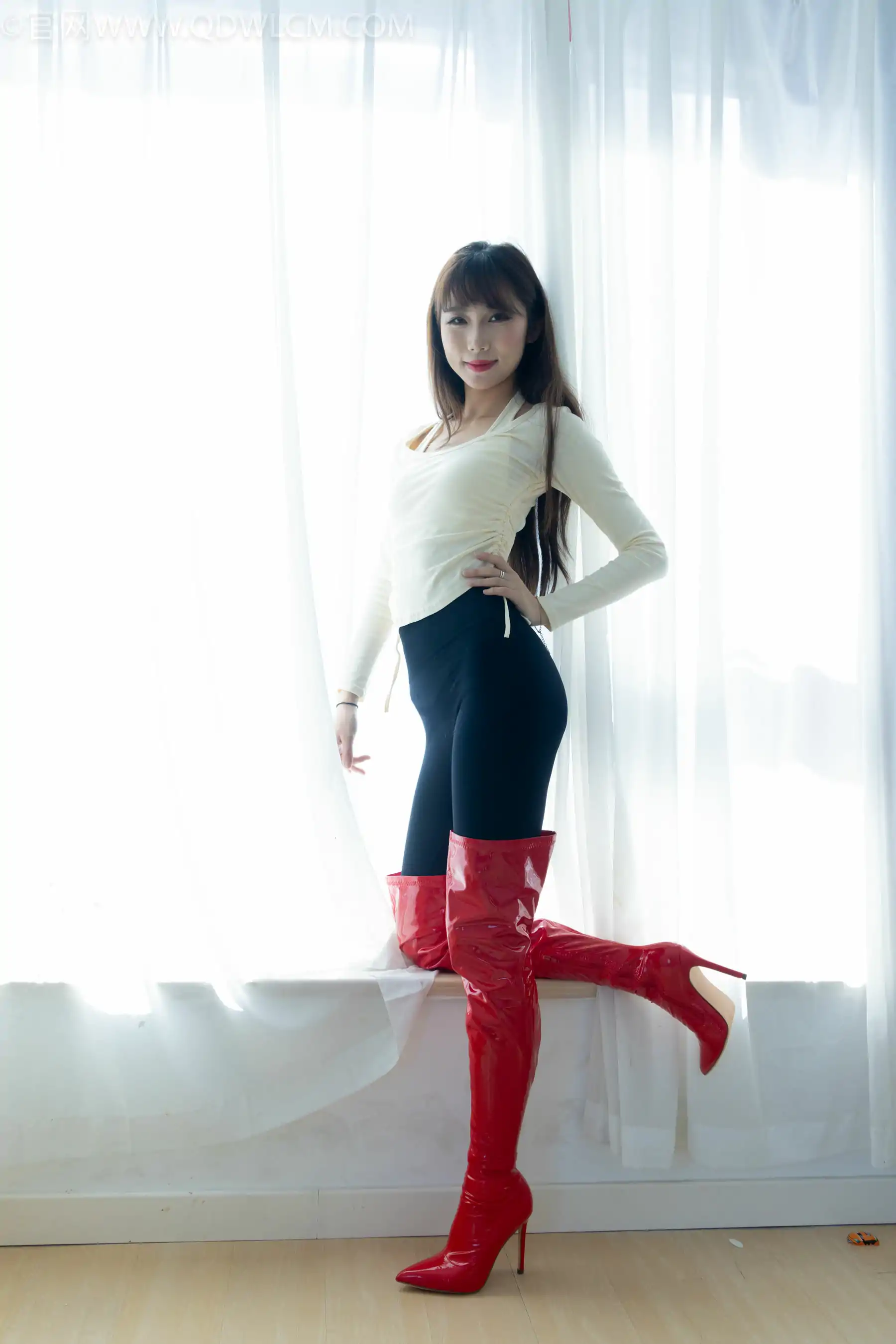 物恋传媒 No.2326 泡泡 - 高跟长靴、白棉袜、裸足