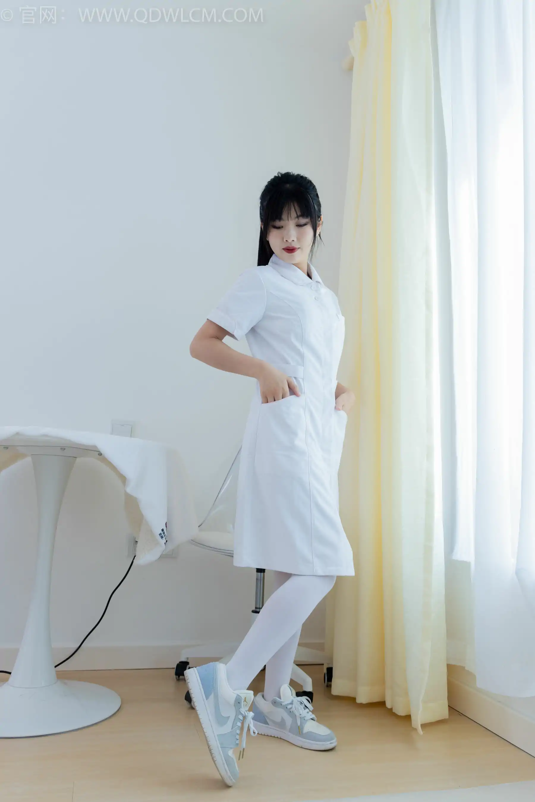 物恋传媒 No.2347 米米 - 板鞋、自然穿脏厚白丝、护士服