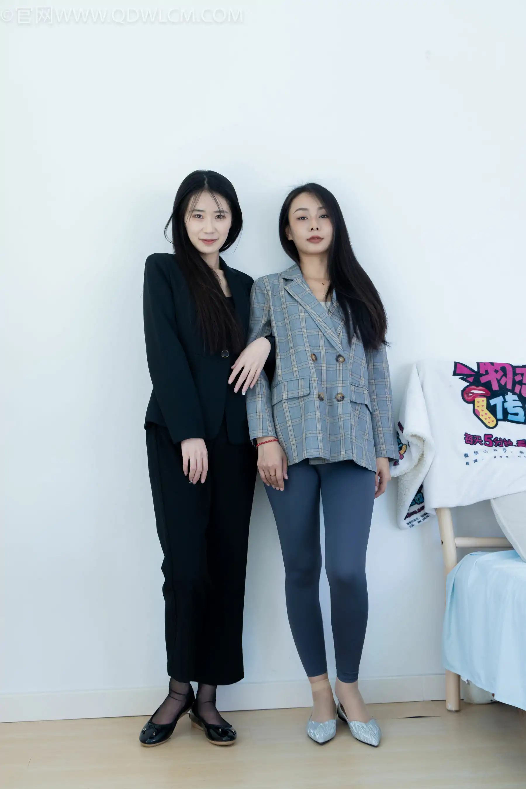 物恋传媒 No.2338 菜菜&岚岚 - 两双平底鞋、短黑丝、短肉丝