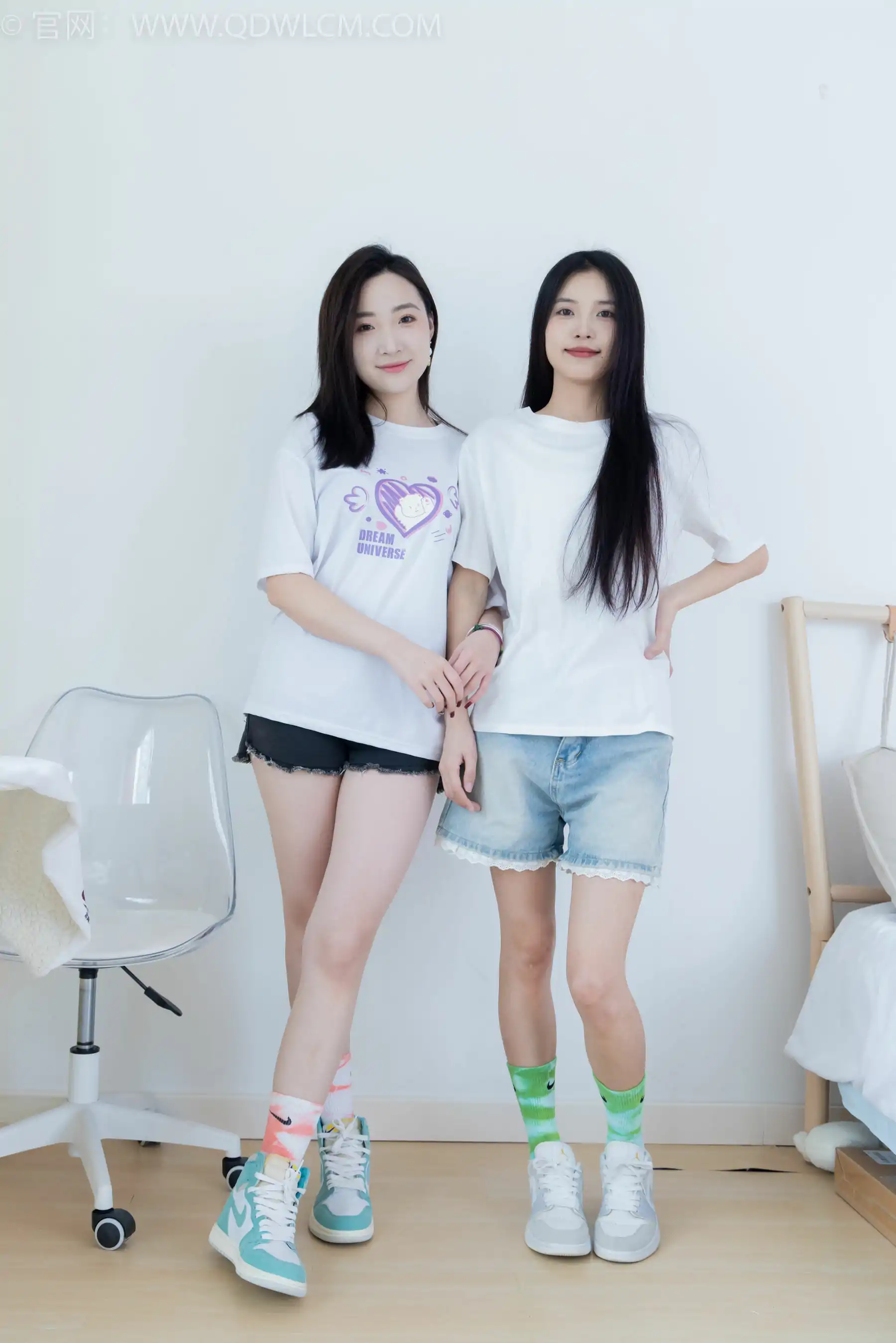 物恋传媒 No.2345 茯苓&恬恬 - 两双板鞋、红棉袜、绿棉袜、裸足