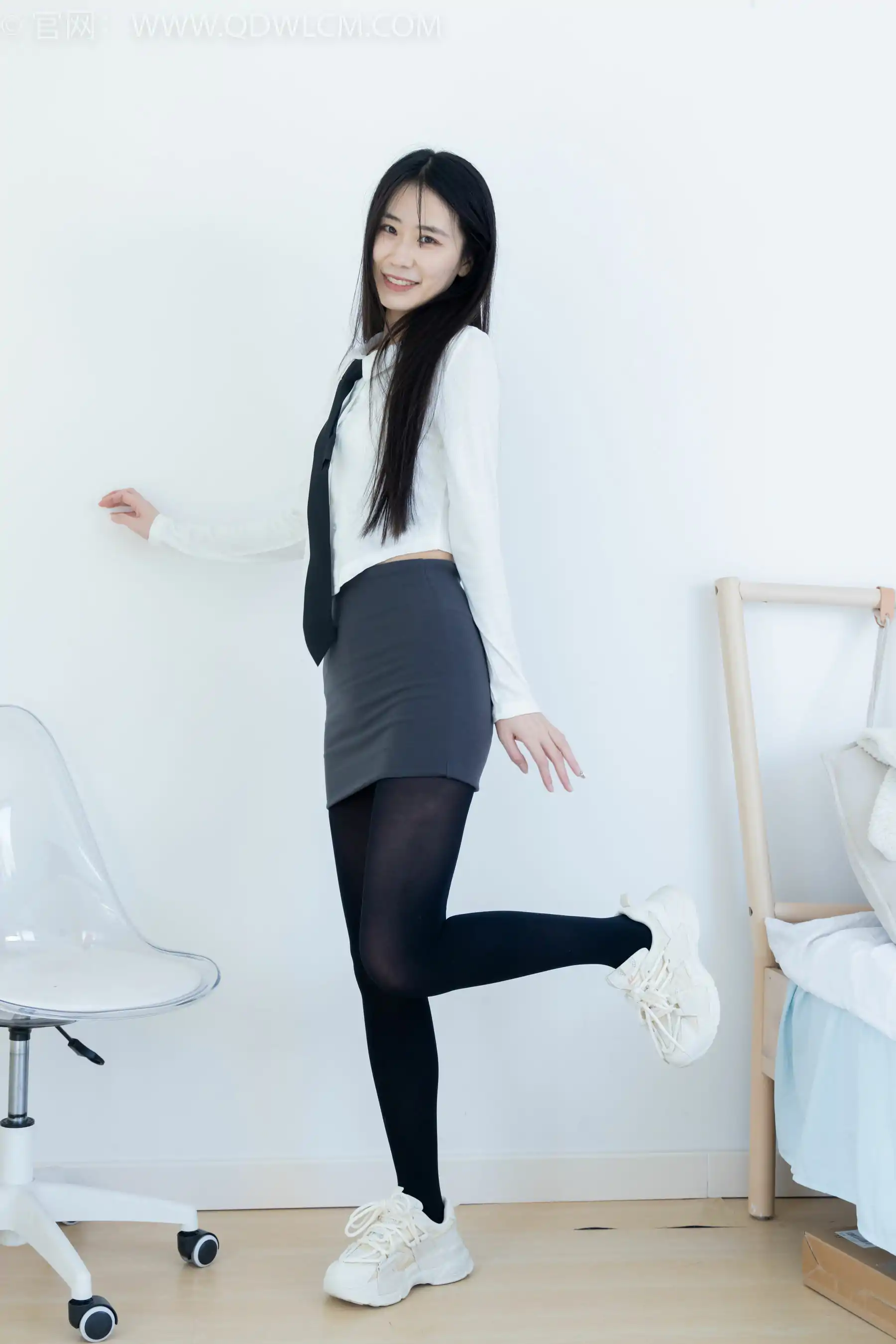 物恋传媒 No.2346 菜菜 - 运动鞋、厚黑丝、裸足