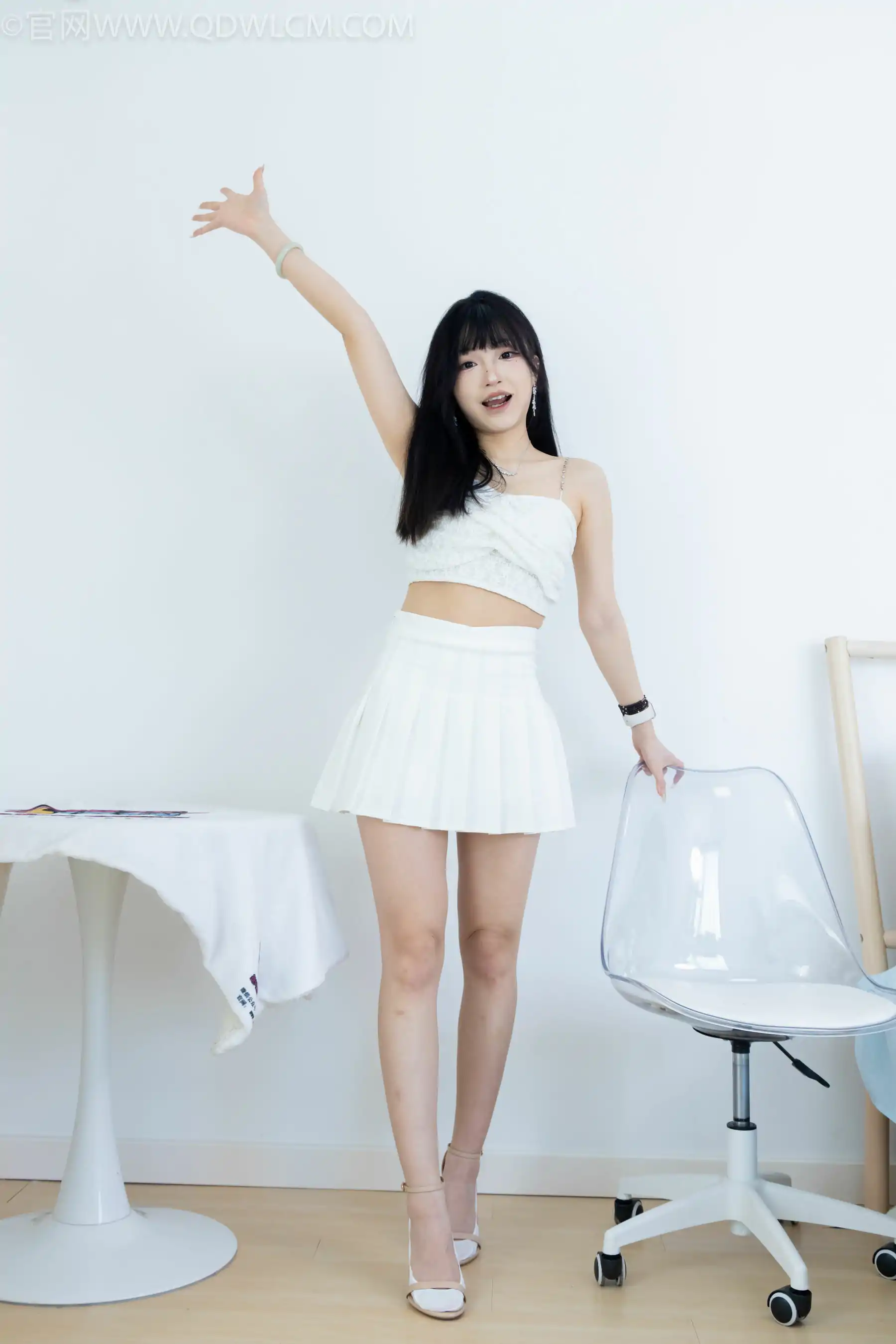 物恋传媒 No.2325 嘟嘟 - 透明高跟鞋、高跟凉鞋、白船袜、裸足