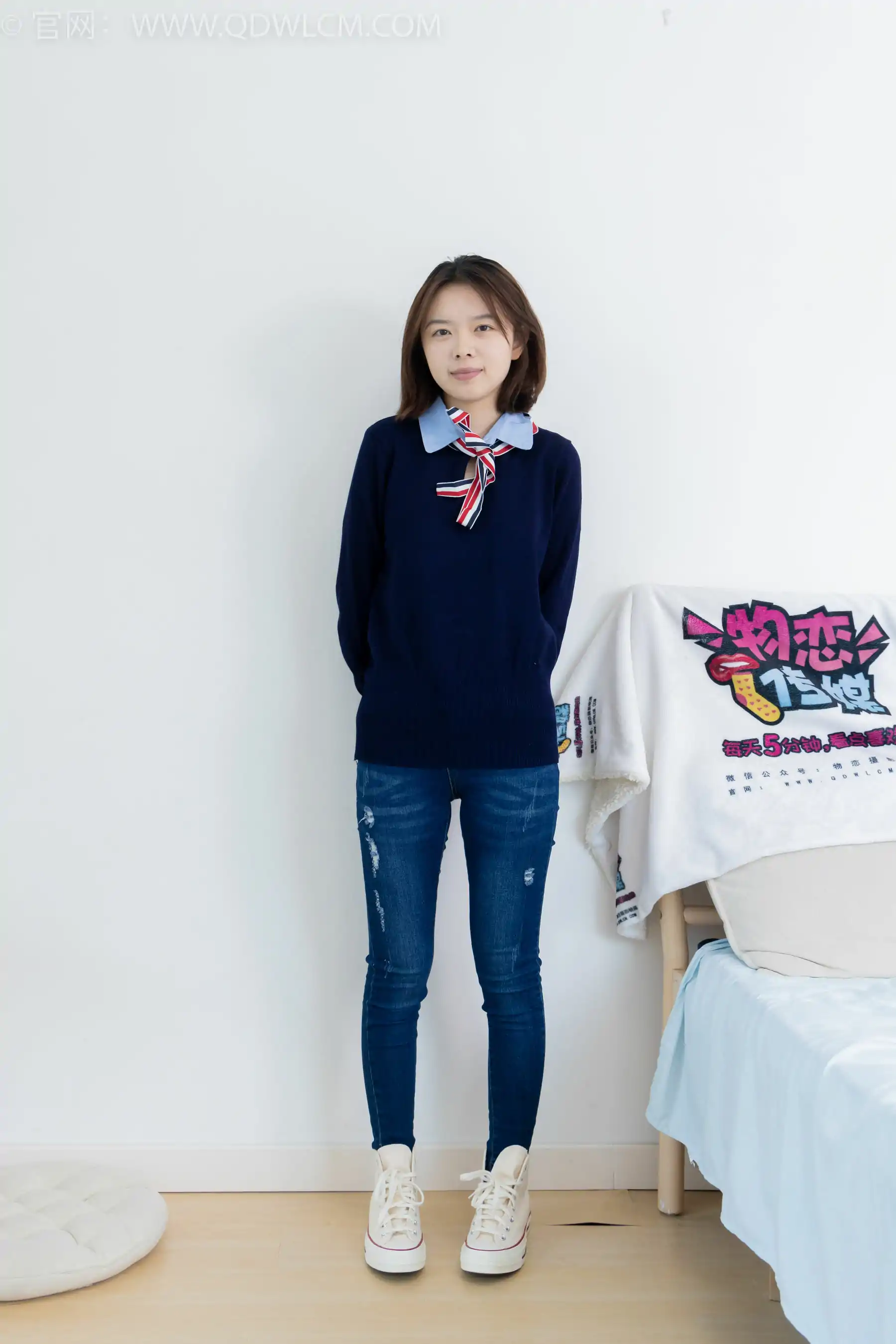 物恋传媒 No.2354 小悦 - 帆布鞋、白棉袜、裸足