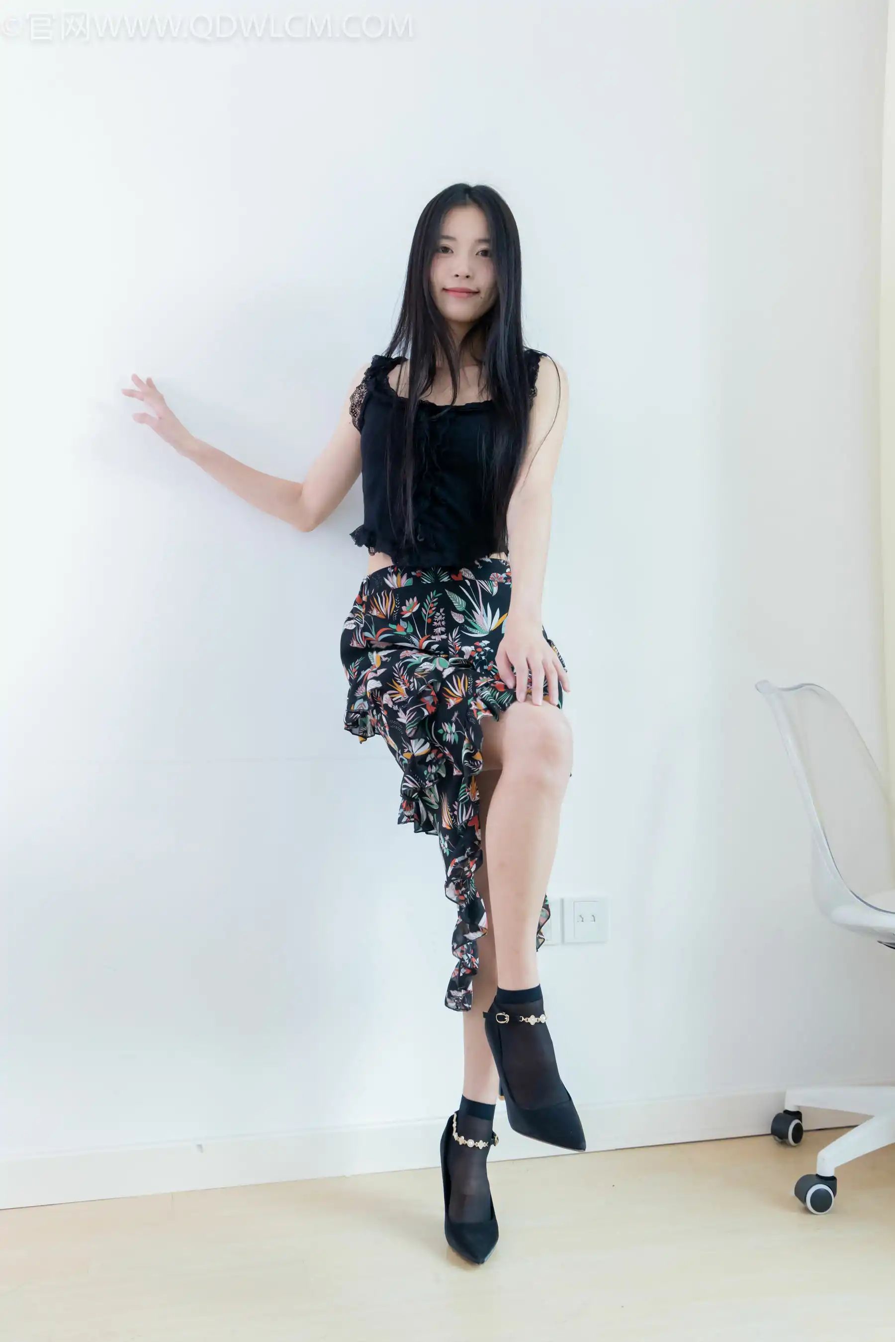 物恋传媒 No.2332 茯苓 - 短靴、短黑丝、裸足