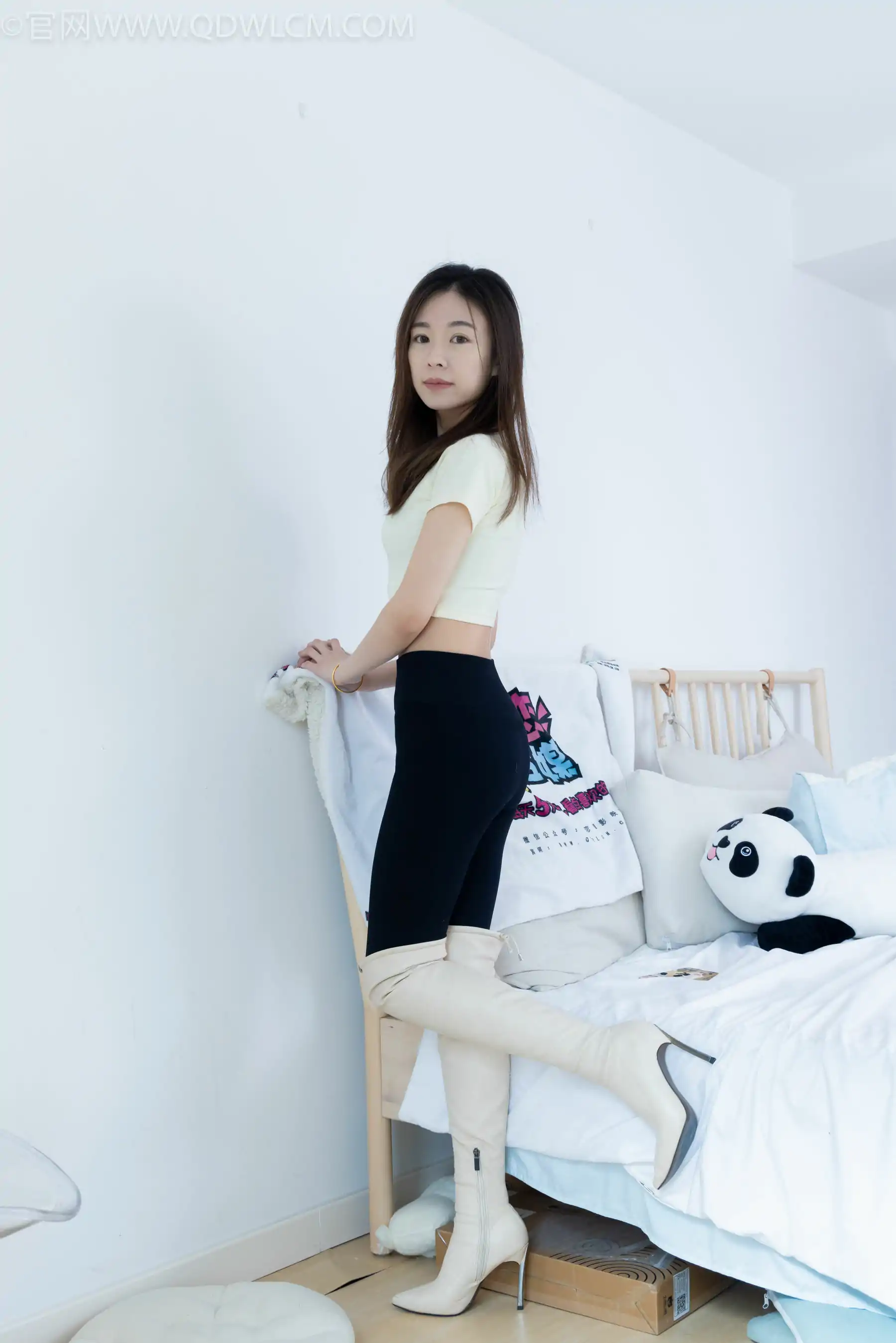 物恋传媒 No.2339 婷婷 - 长靴、白棉袜、裸足