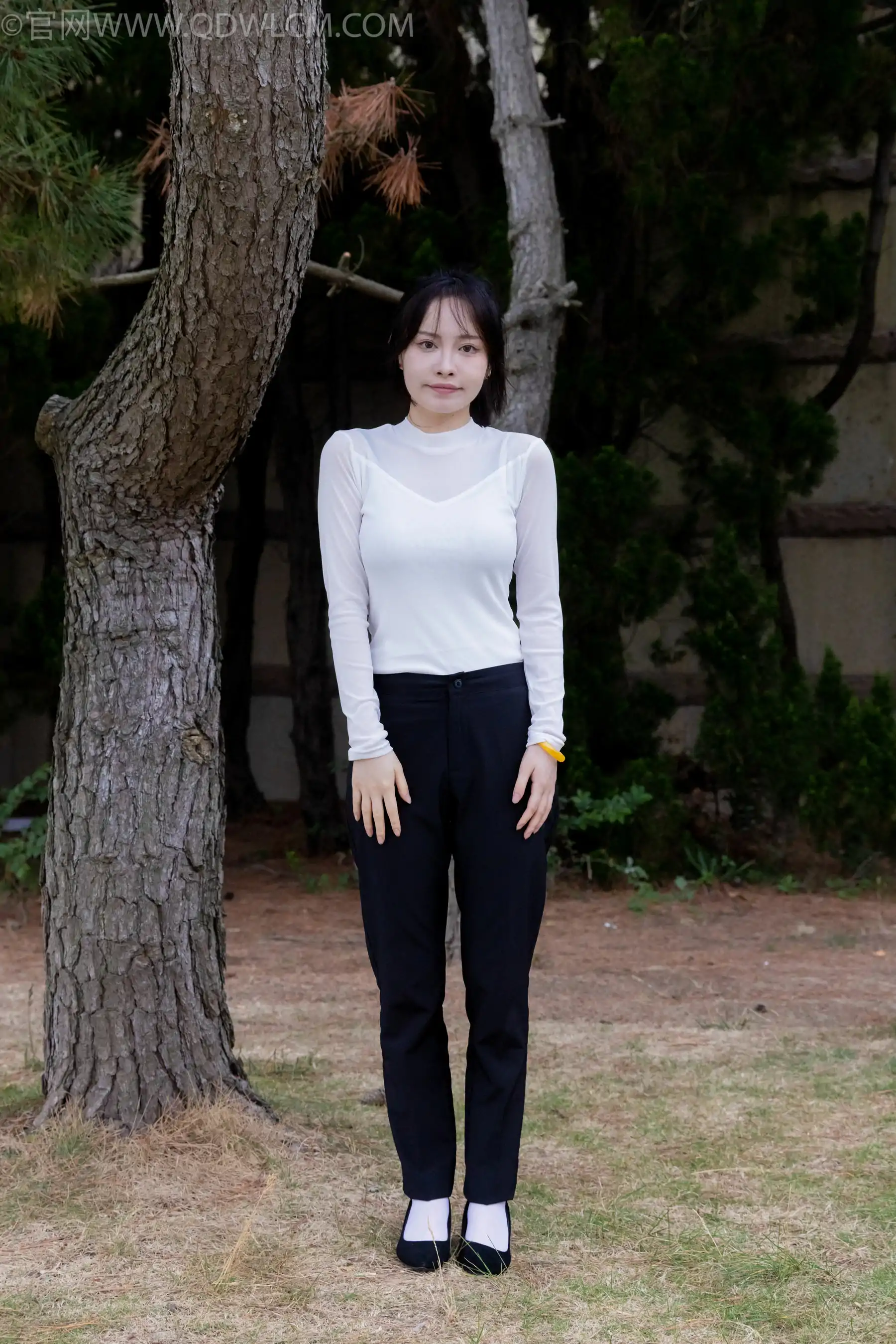 物恋传媒 No.2337 小酒 - 高跟鞋、短黑丝、短白丝