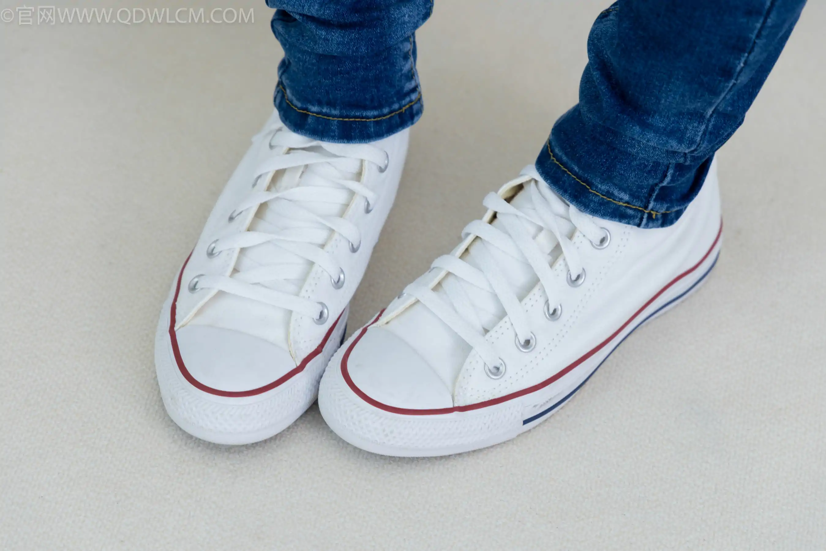 物恋传媒 No.2329 小竹 - 帆布鞋、白船袜、肚子疼揉肚子剧情