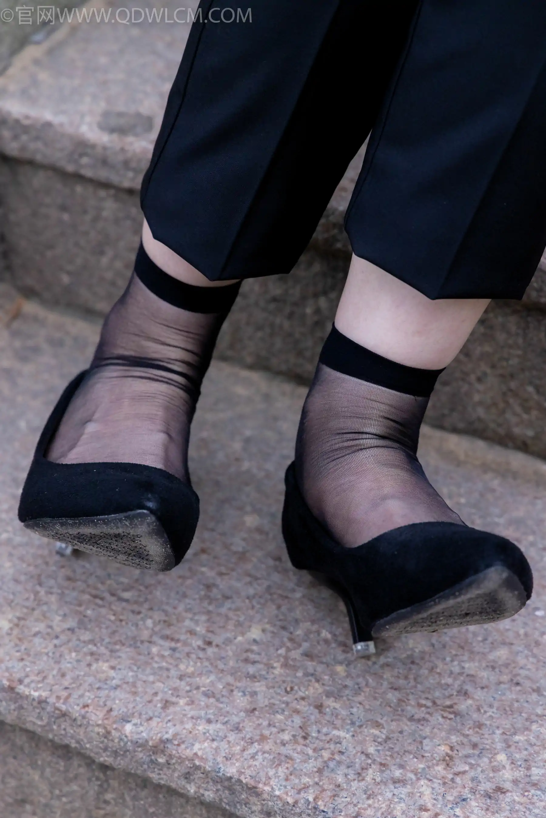 物恋传媒 No.2337 小酒 - 高跟鞋、短黑丝、短白丝