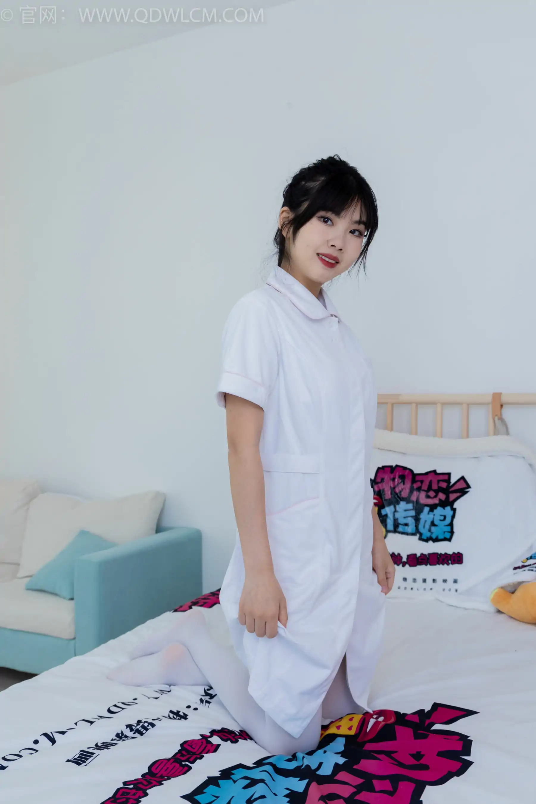 物恋传媒 No.2347 米米 - 板鞋、自然穿脏厚白丝、护士服