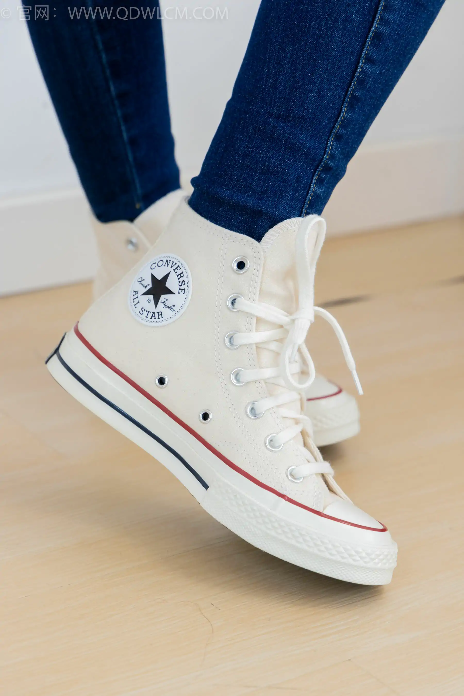 物恋传媒 No.2354 小悦 - 帆布鞋、白棉袜、裸足