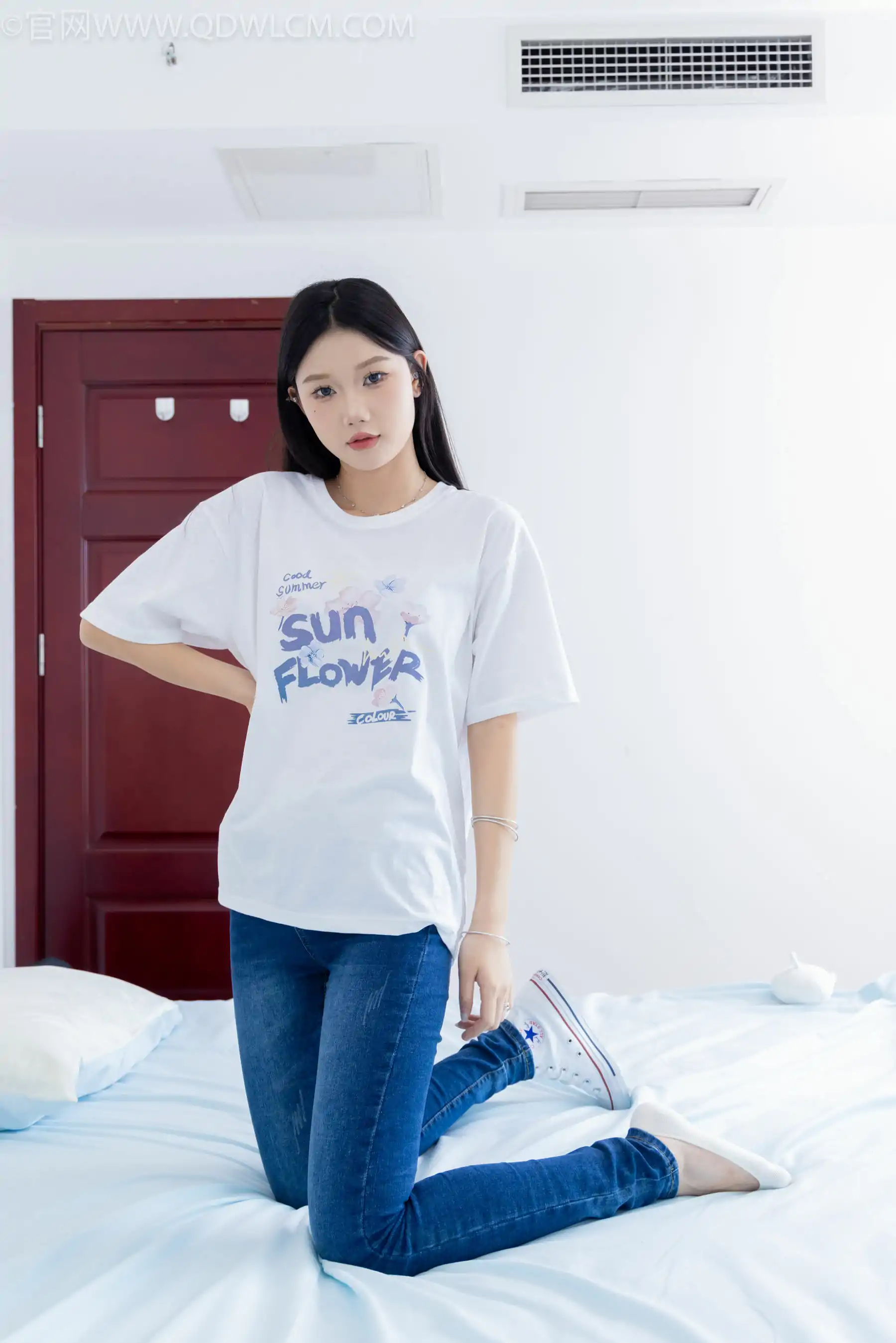 物恋传媒 No.2329 小竹 - 帆布鞋、白船袜、肚子疼揉肚子剧情