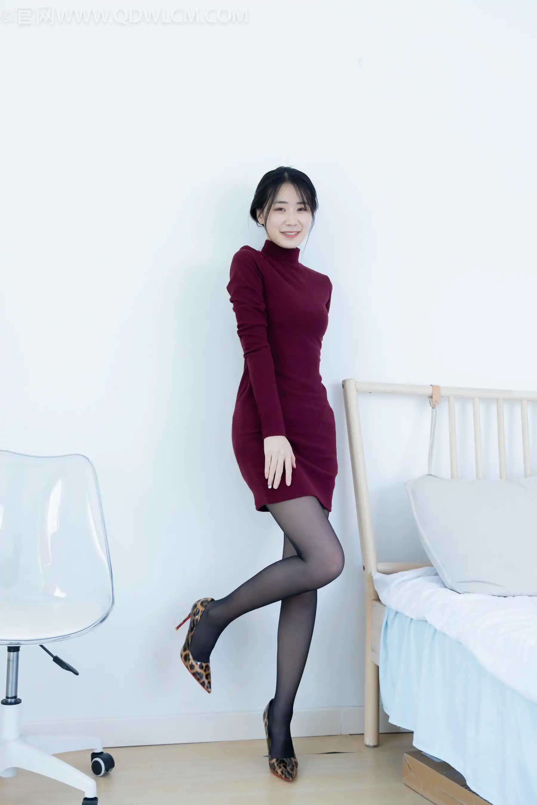 物恋传媒 No.2331 菜菜 - 高跟鞋、薄黑丝、裸足