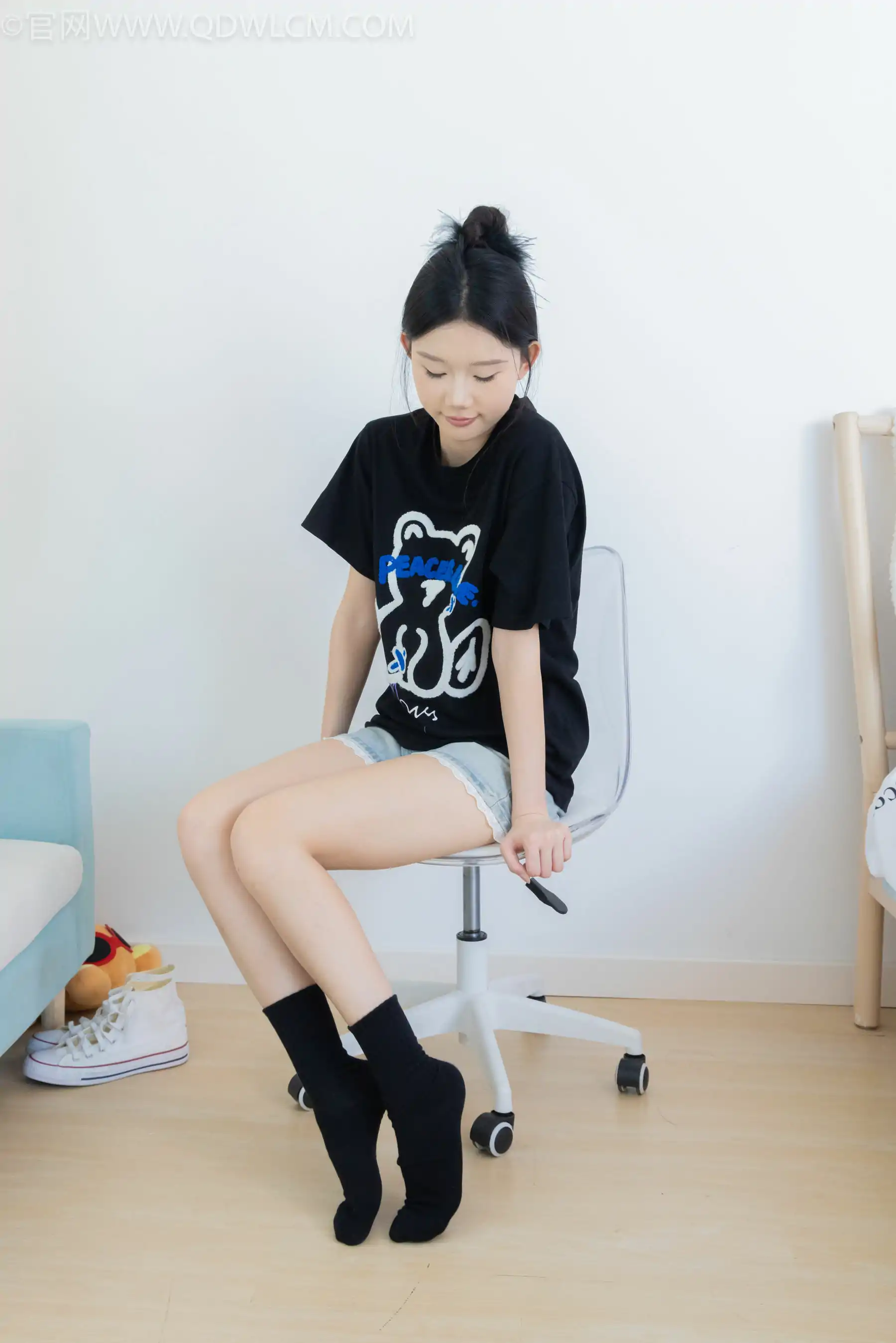 物恋传媒 No.2324 小竹 - 匡威帆布鞋、白棉袜、黑棉袜