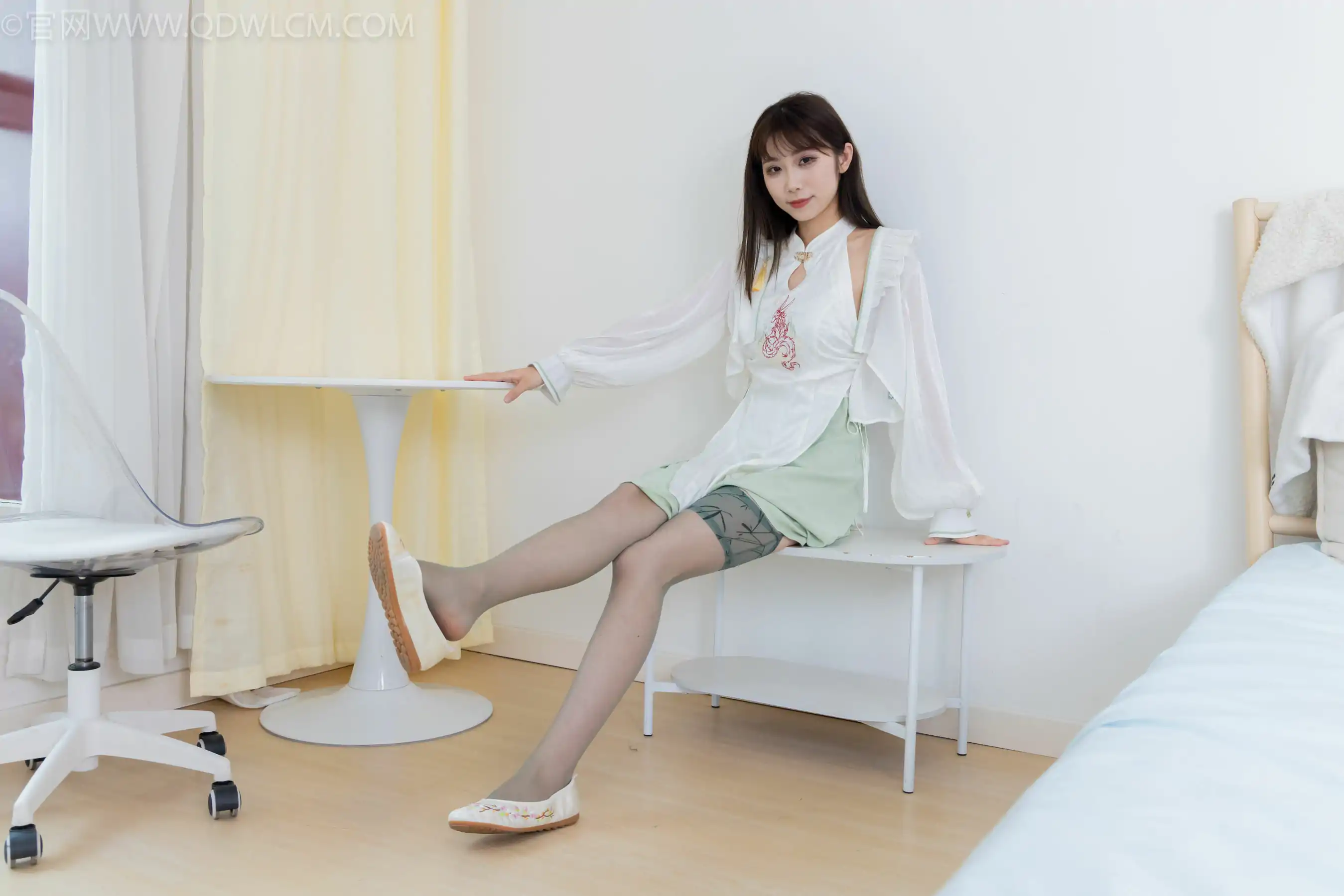 物恋传媒 No.2323 泡泡 - 汉服、平底鞋、过膝丝袜