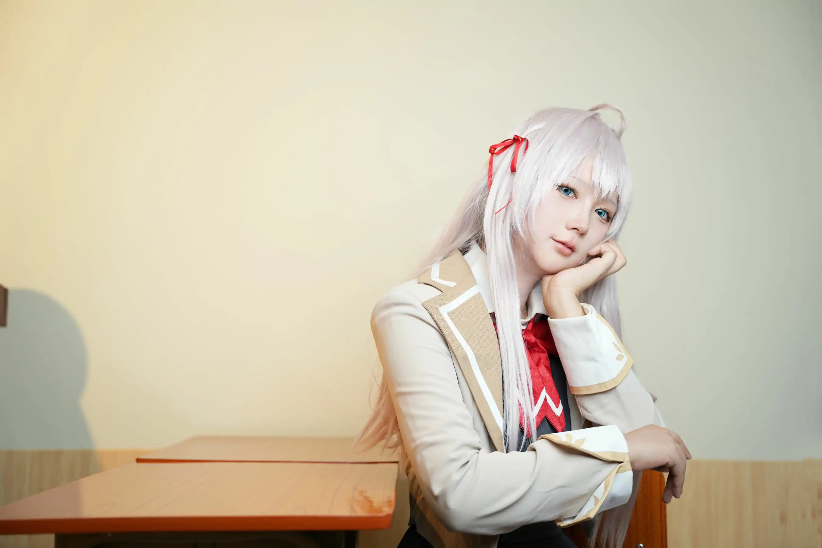 喜欢爱理吗 - 不时以俄语轻声遮羞的邻座艾莉同学