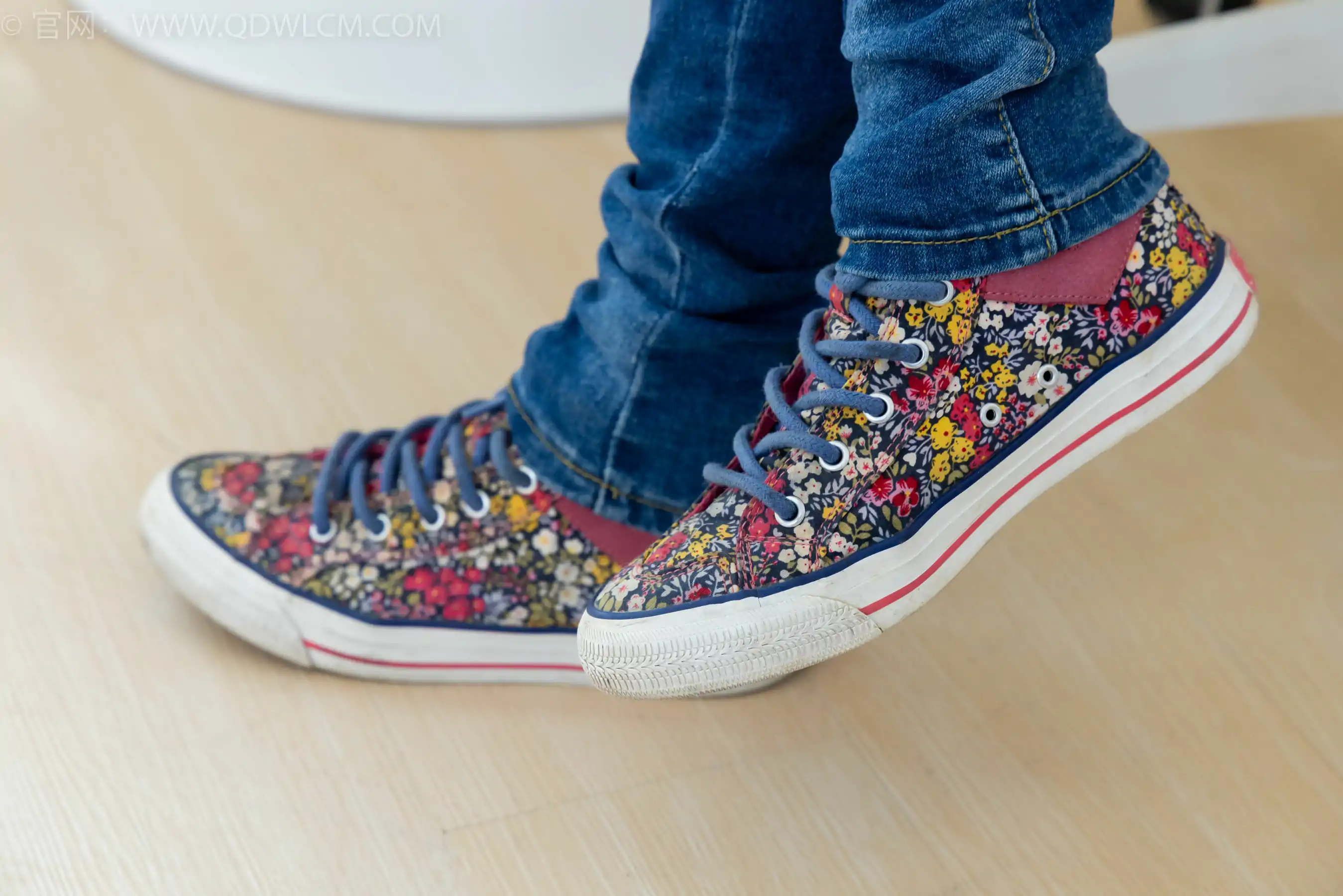 物恋传媒 No.2379 闪闪 - 帆布鞋、白棉袜、厚白丝小腿袜、裸足