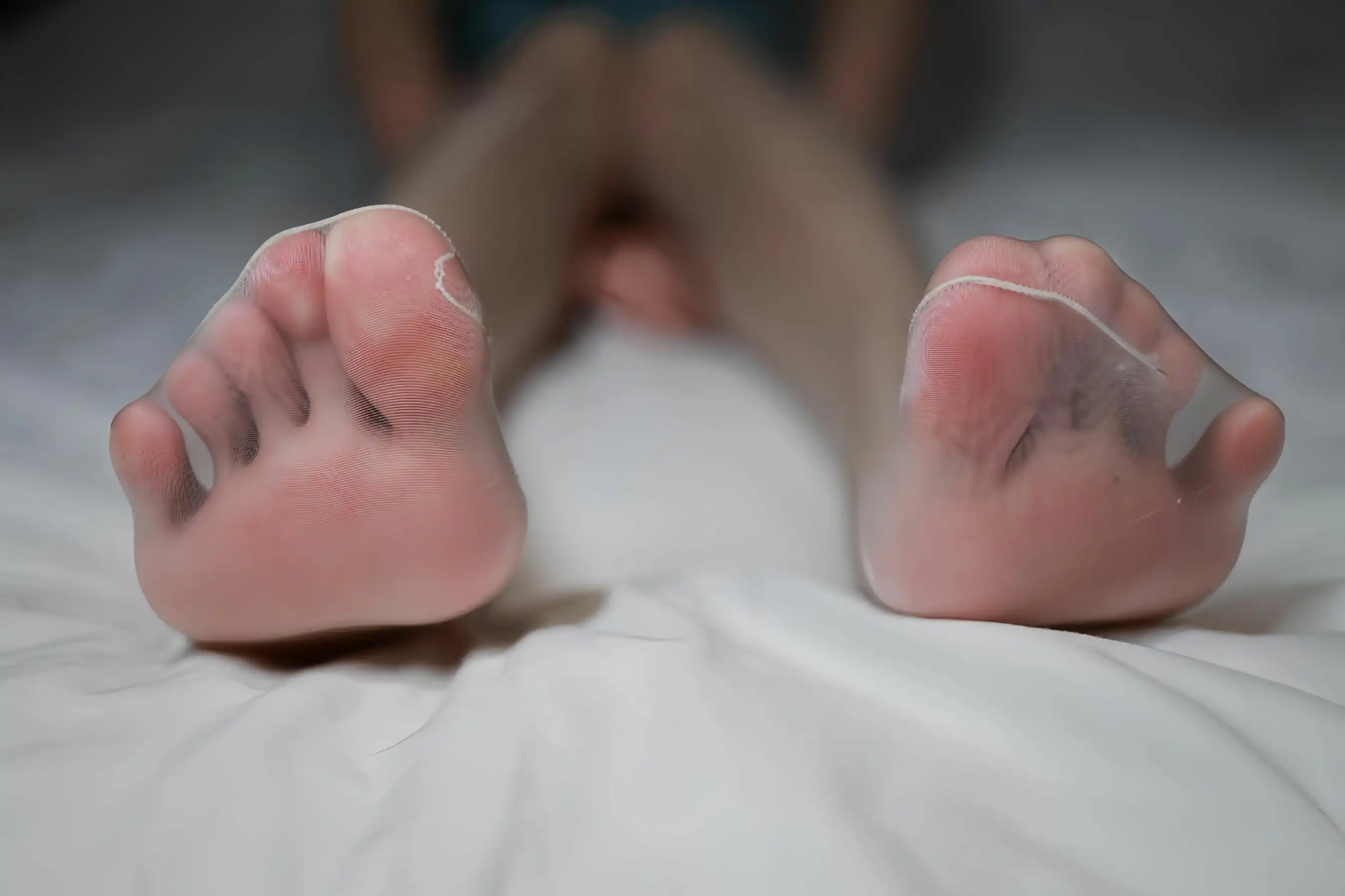 白龙猫女 - 极光乳白丝袜