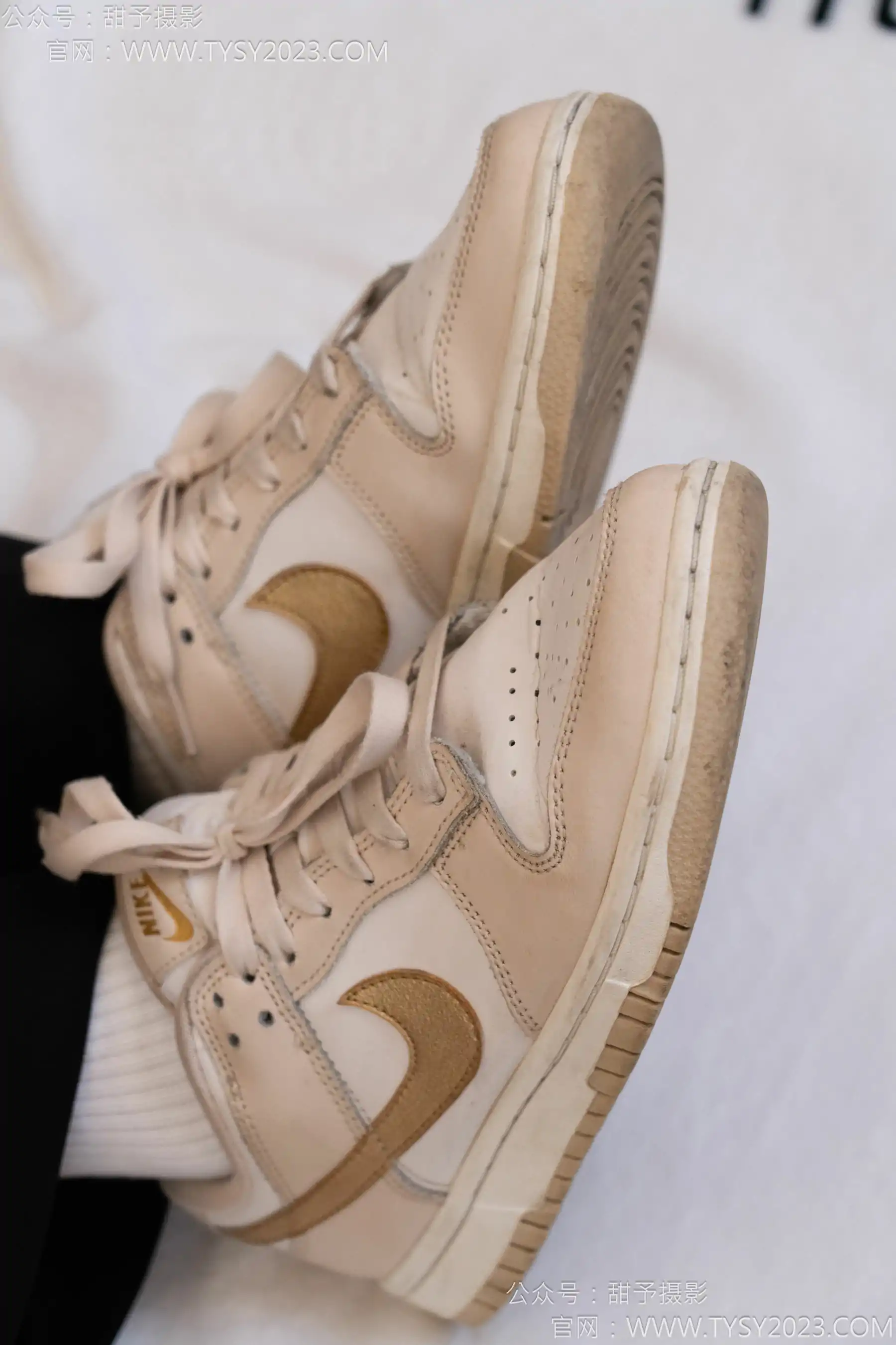 甜予摄影 No.145 思思&小云 - 板鞋、白棉袜、薄肉丝