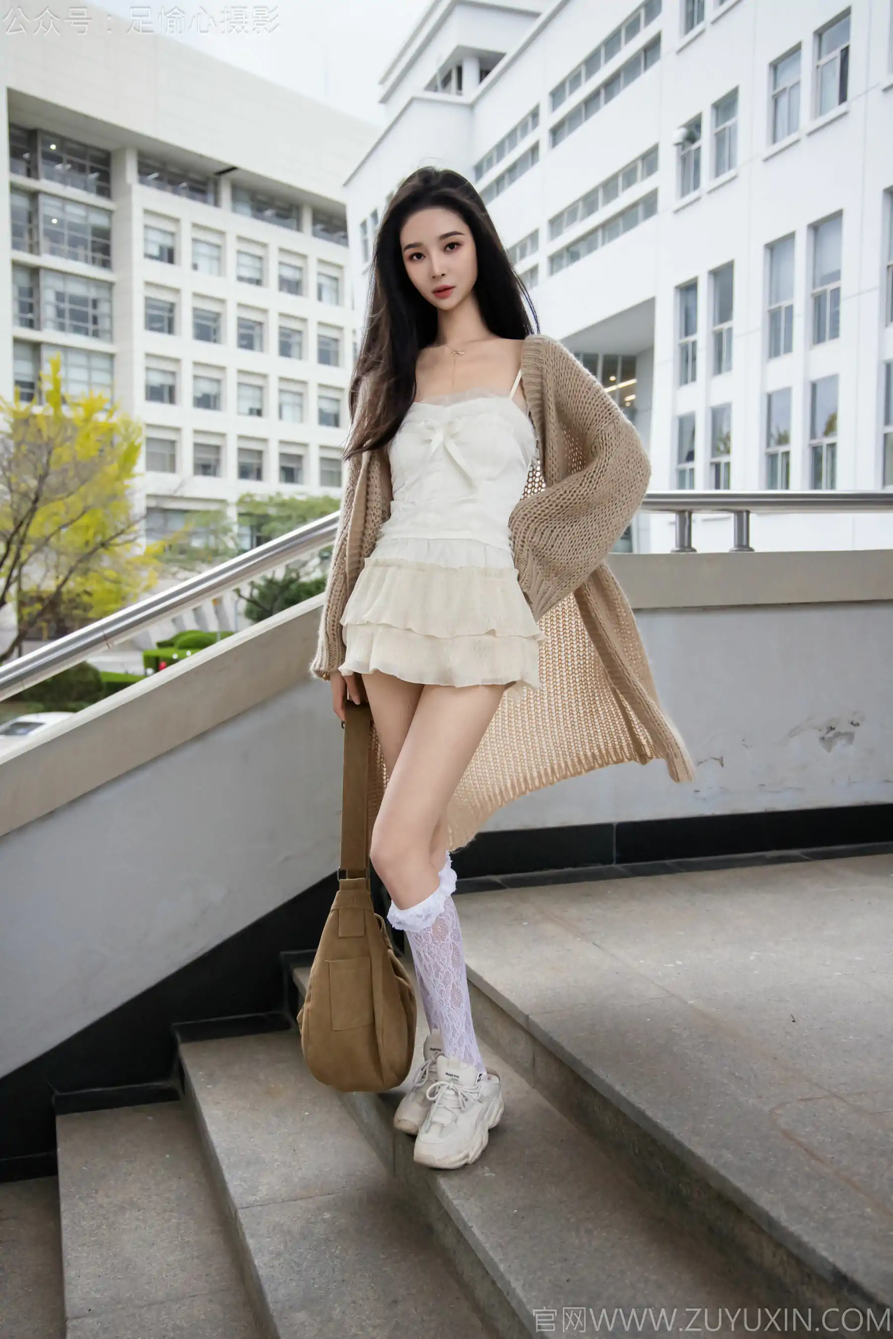 足愉心 No.17 南南 （搭配：针织长衣、白色吊带、运动鞋、白色丝袜、裸足）