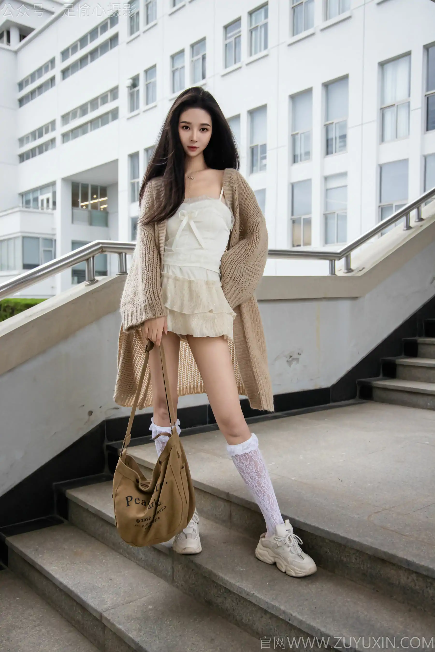 足愉心 No.17 南南 （搭配：针织长衣、白色吊带、运动鞋、白色丝袜、裸足）