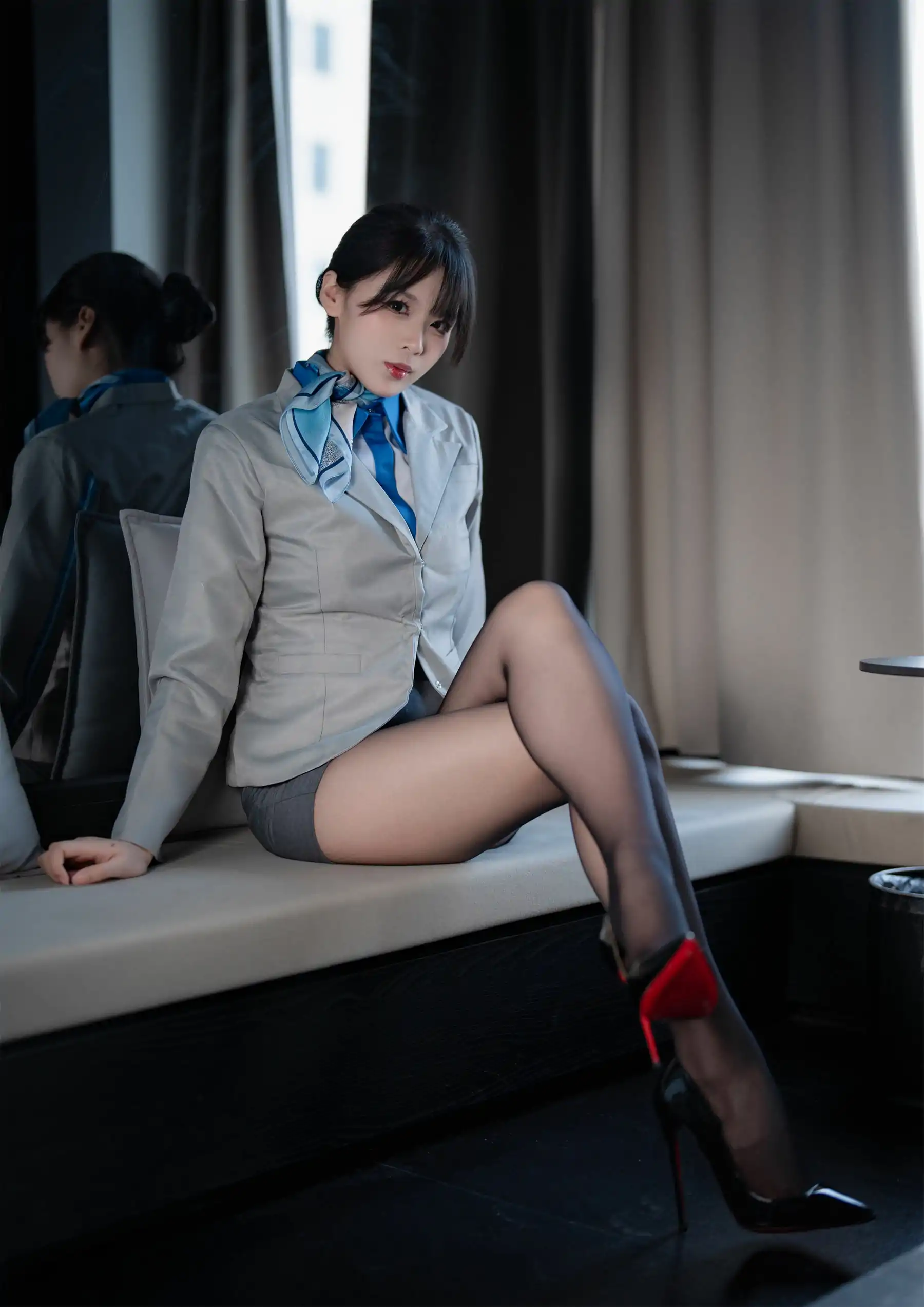 轩萧学姐 - 空姐室内黑丝