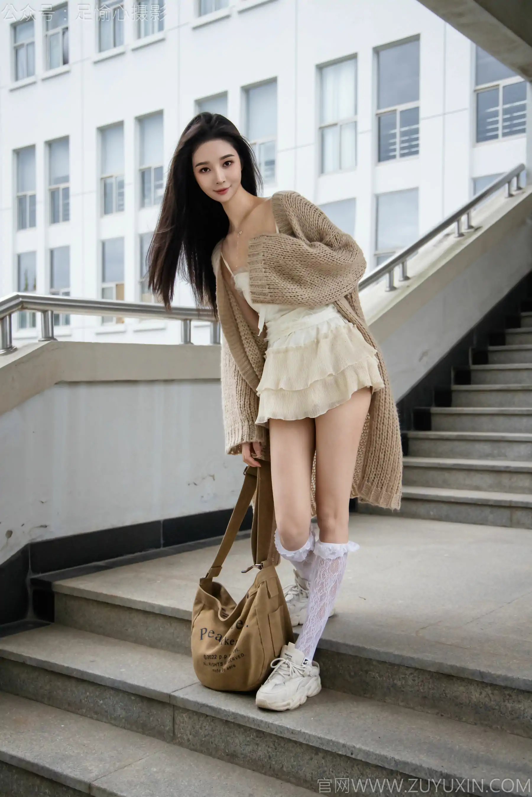 足愉心 No.17 南南 （搭配：针织长衣、白色吊带、运动鞋、白色丝袜、裸足）