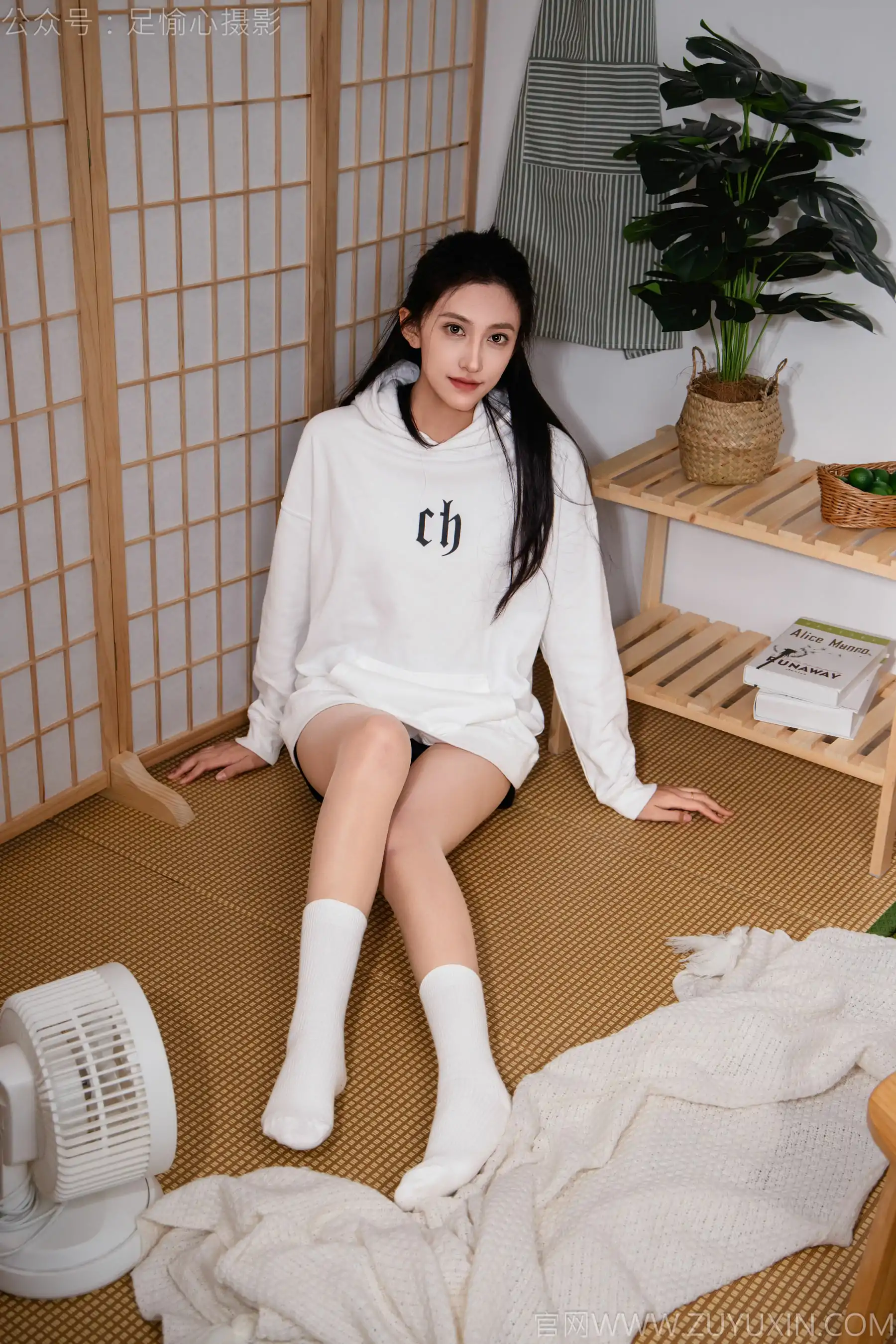 足愉心 No.022 可乐 （搭配：白色卫衣、黑色打底裤、运动鞋、肉丝色袜、白色长筒棉袜）