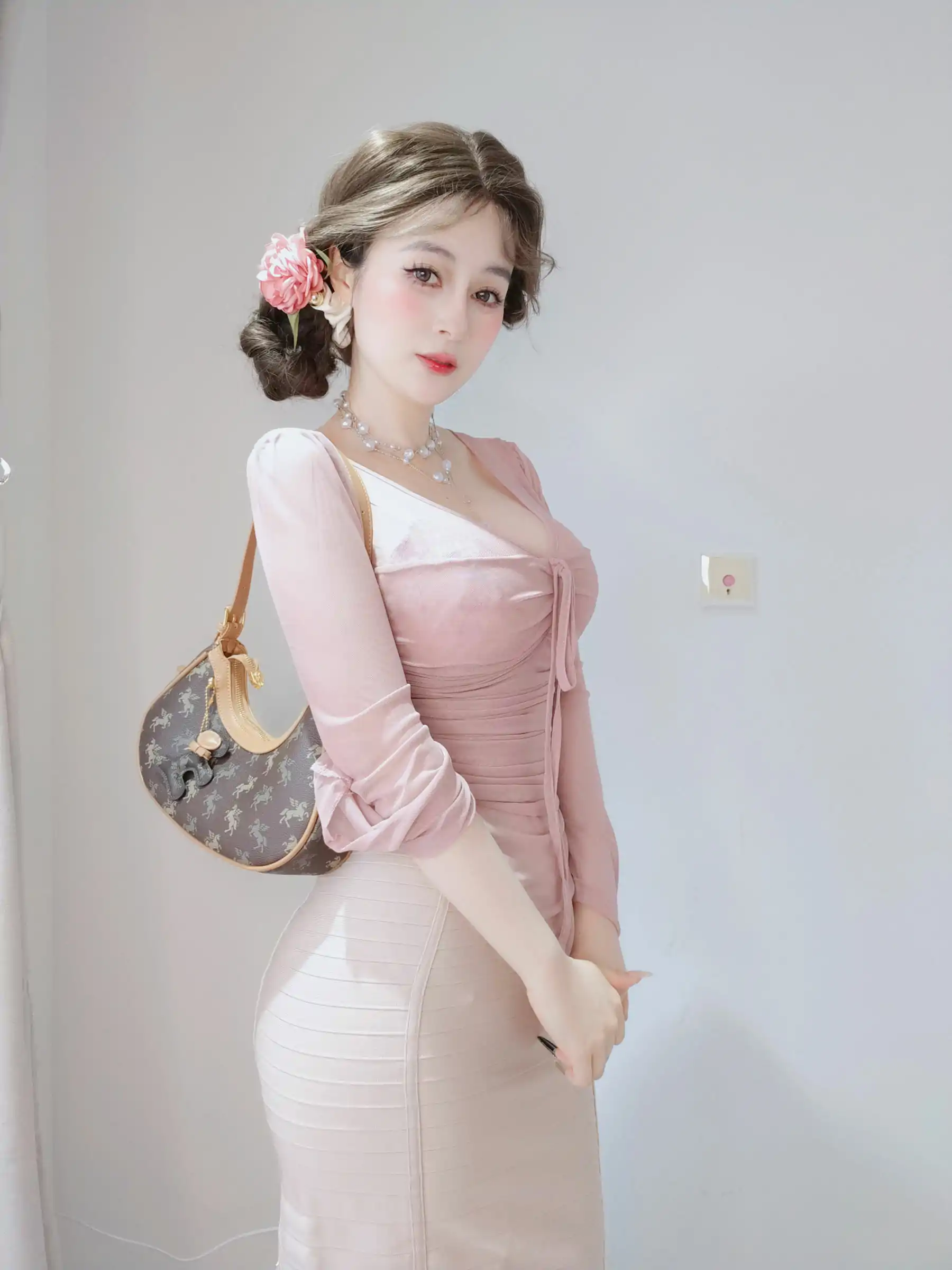 Coser小姐姐 白银 [fantia] 2024-11-24 ピンクの隣人